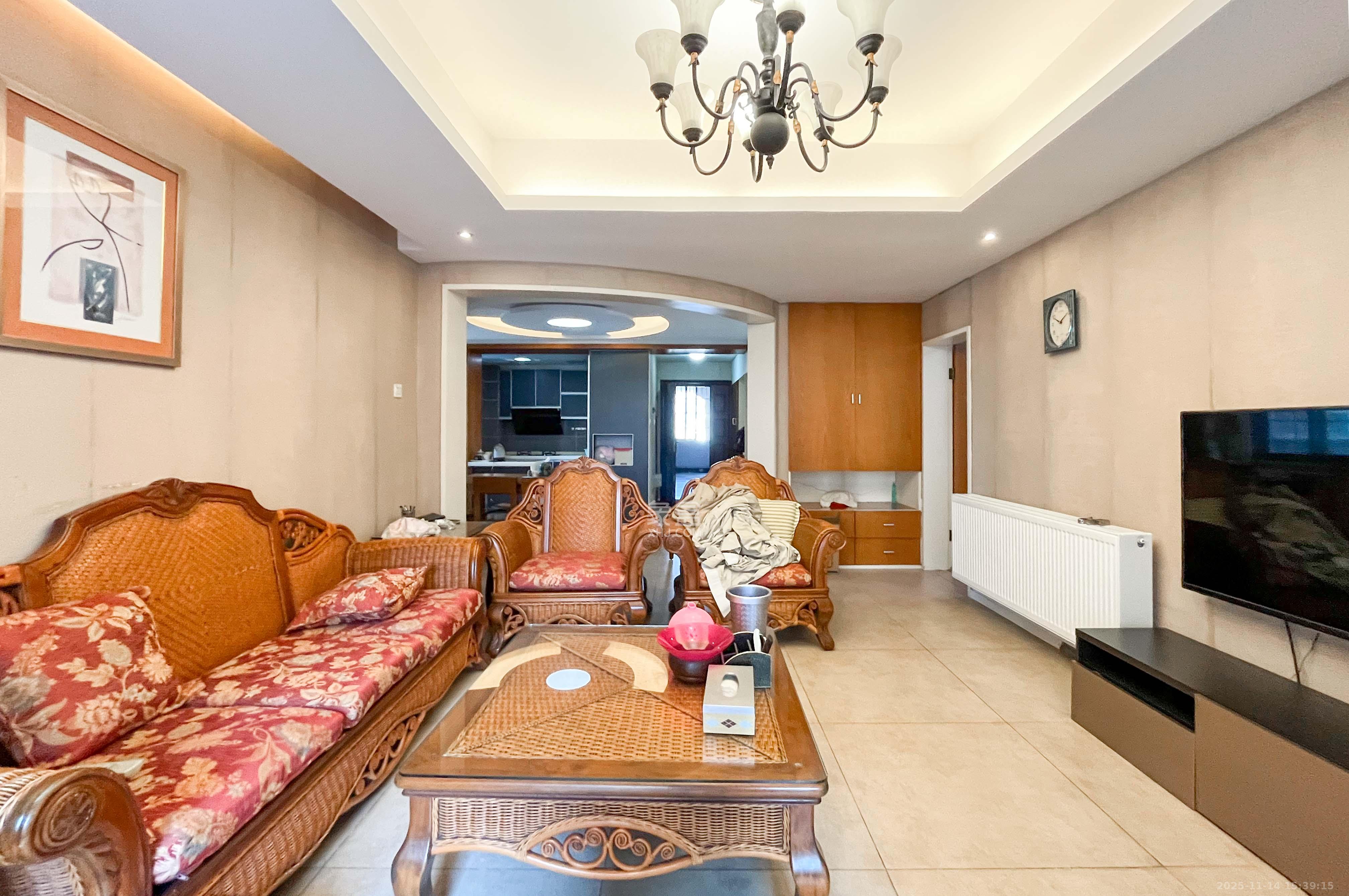 沁园春御院  3室2厅2卫    132.0万客厅