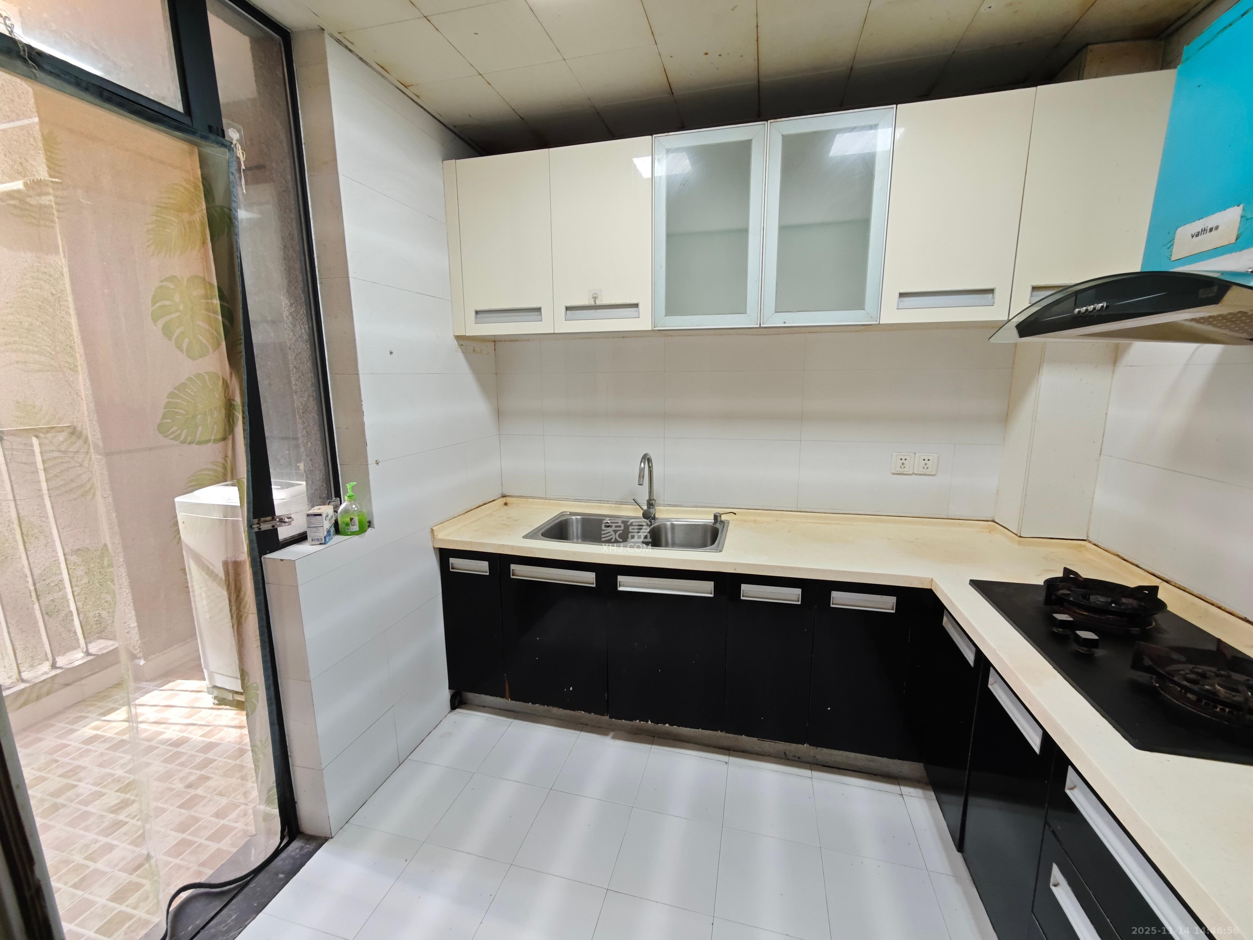 阳光100三期  2室1厅1卫    2100.0元/月室内图