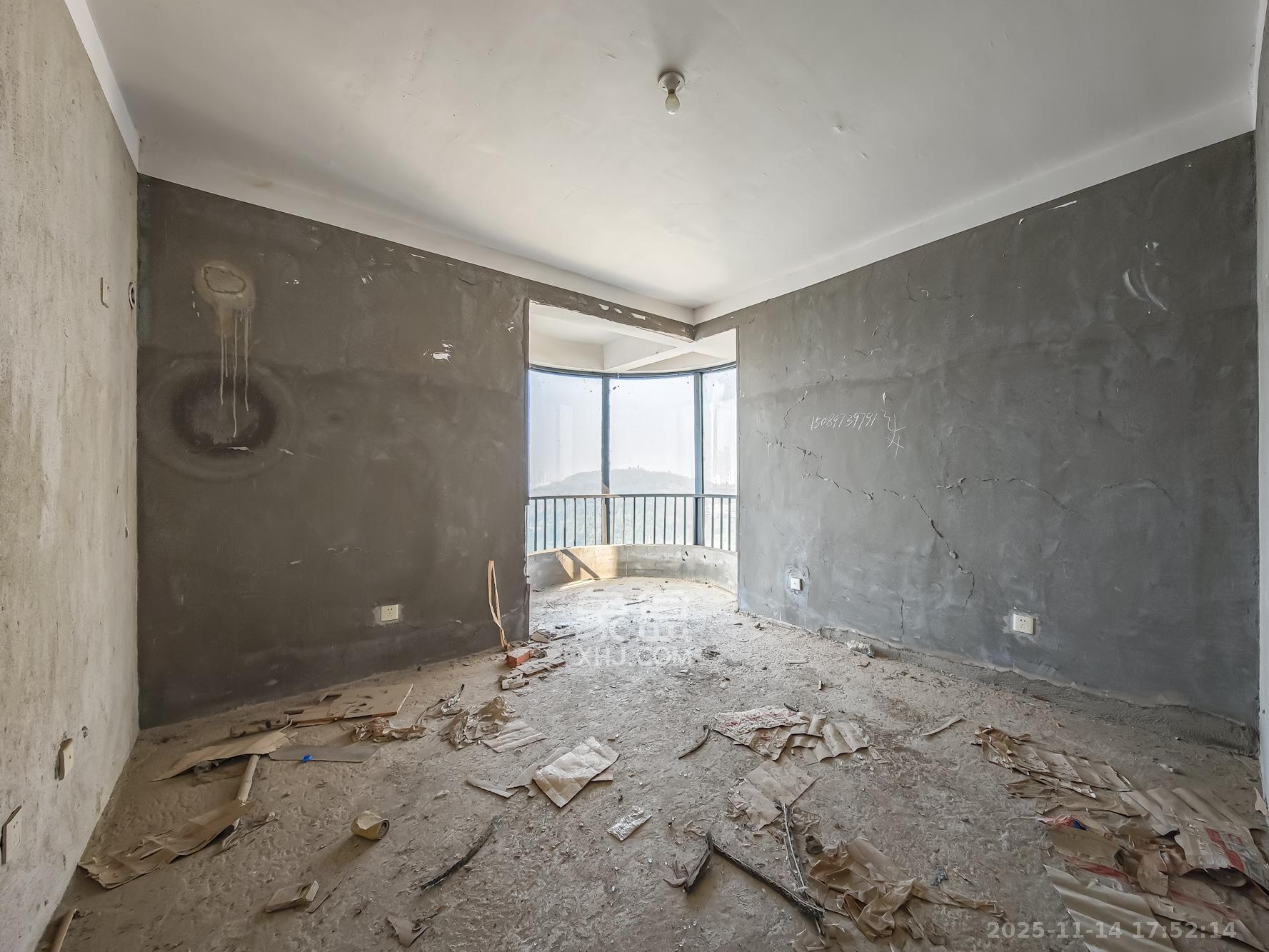 极目楚天  4室2厅2卫    90.0万卧室