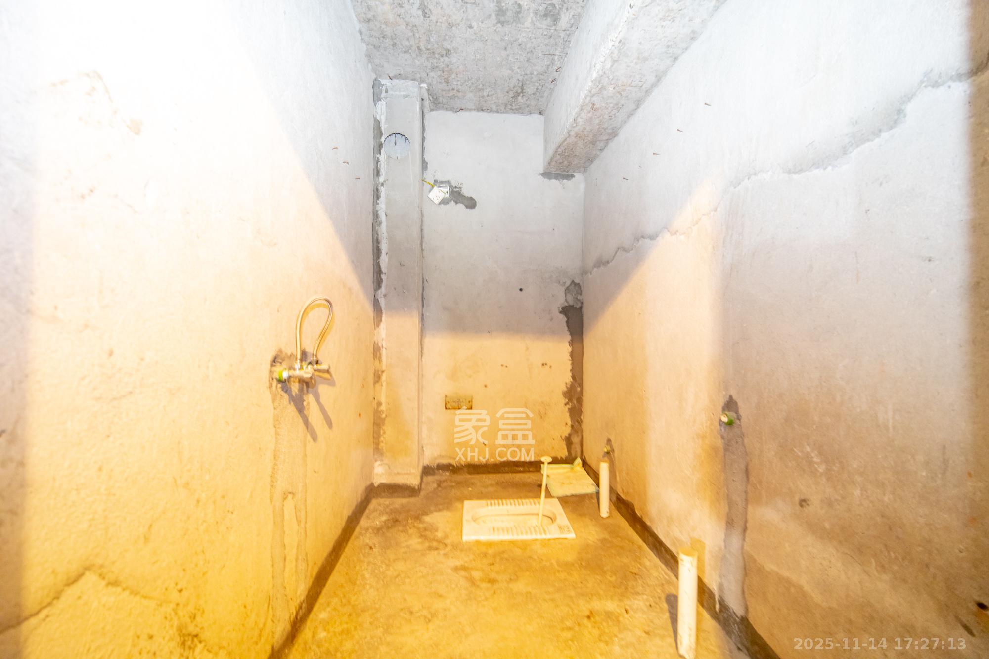 幸福里(幸福里一期) 6室2厅4卫 176.0万 幸福里(幸福里一期) 6室2厅4卫 176.0万卫生间