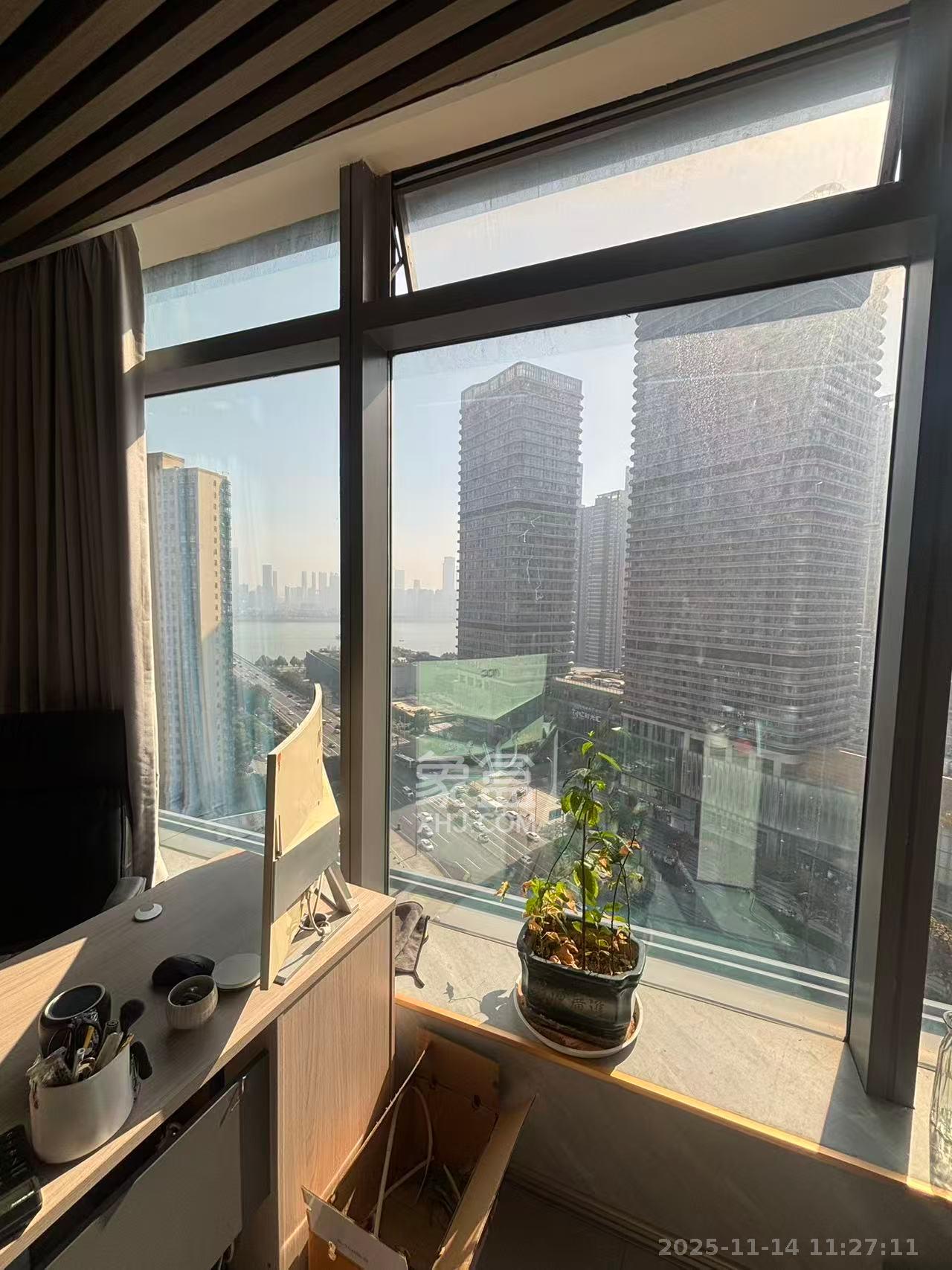 世茂铂曼  1室1厅1卫    2500.0元/月