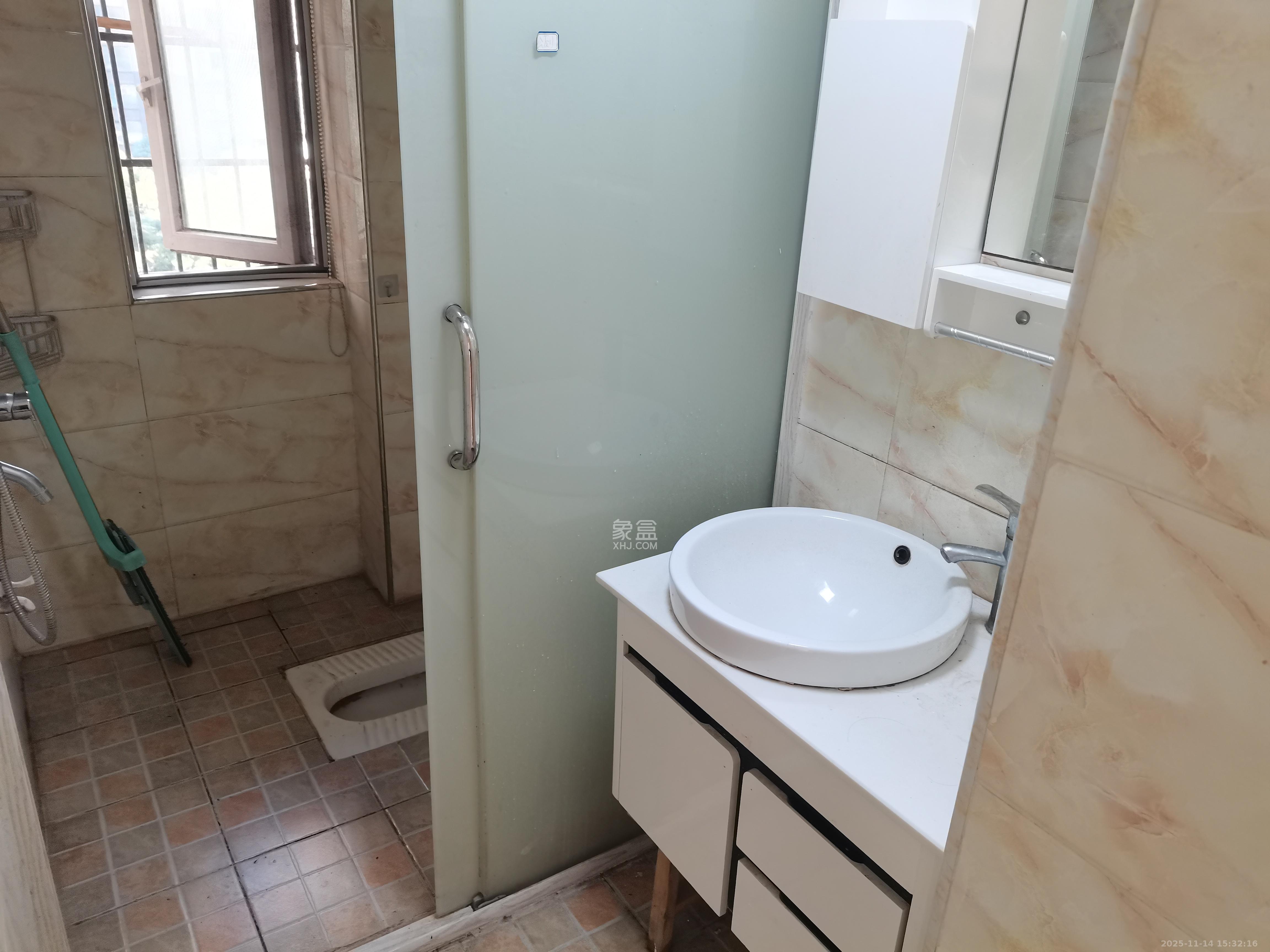 天麓尚层  2室2厅1卫    1800.0元/月室内图