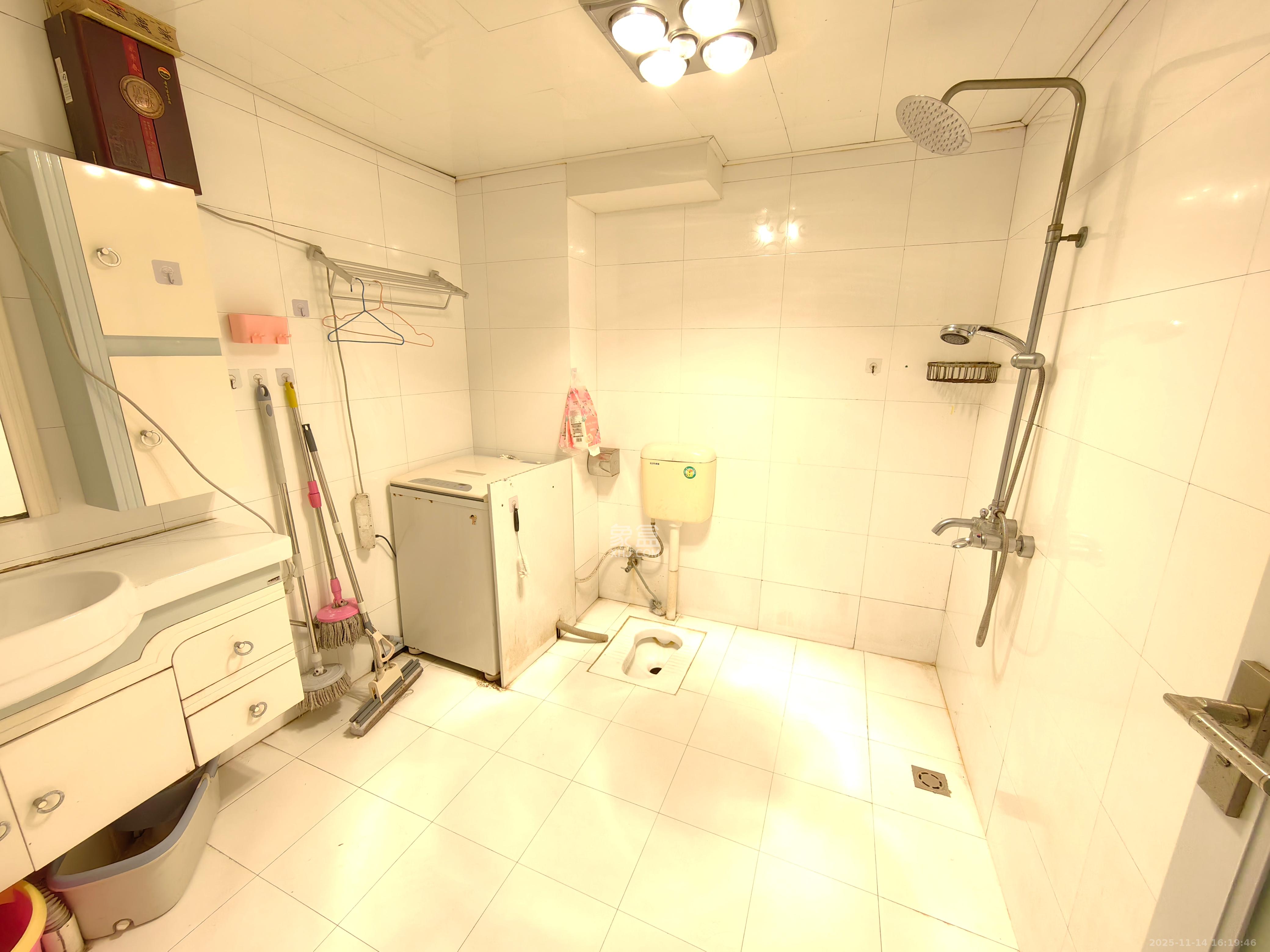 中南汽车世界  3室2厅1卫    1300.0元/月室内图