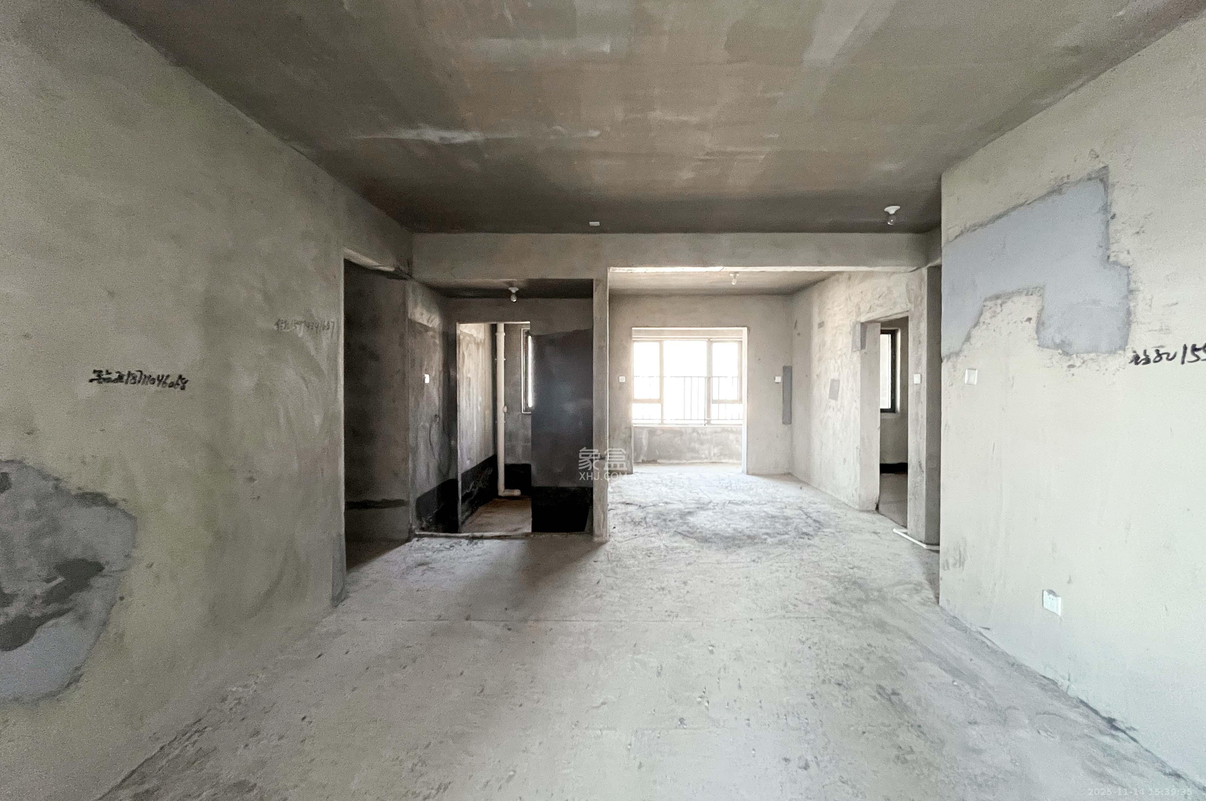 璞悦府  4室2厅2卫    146.0万客厅