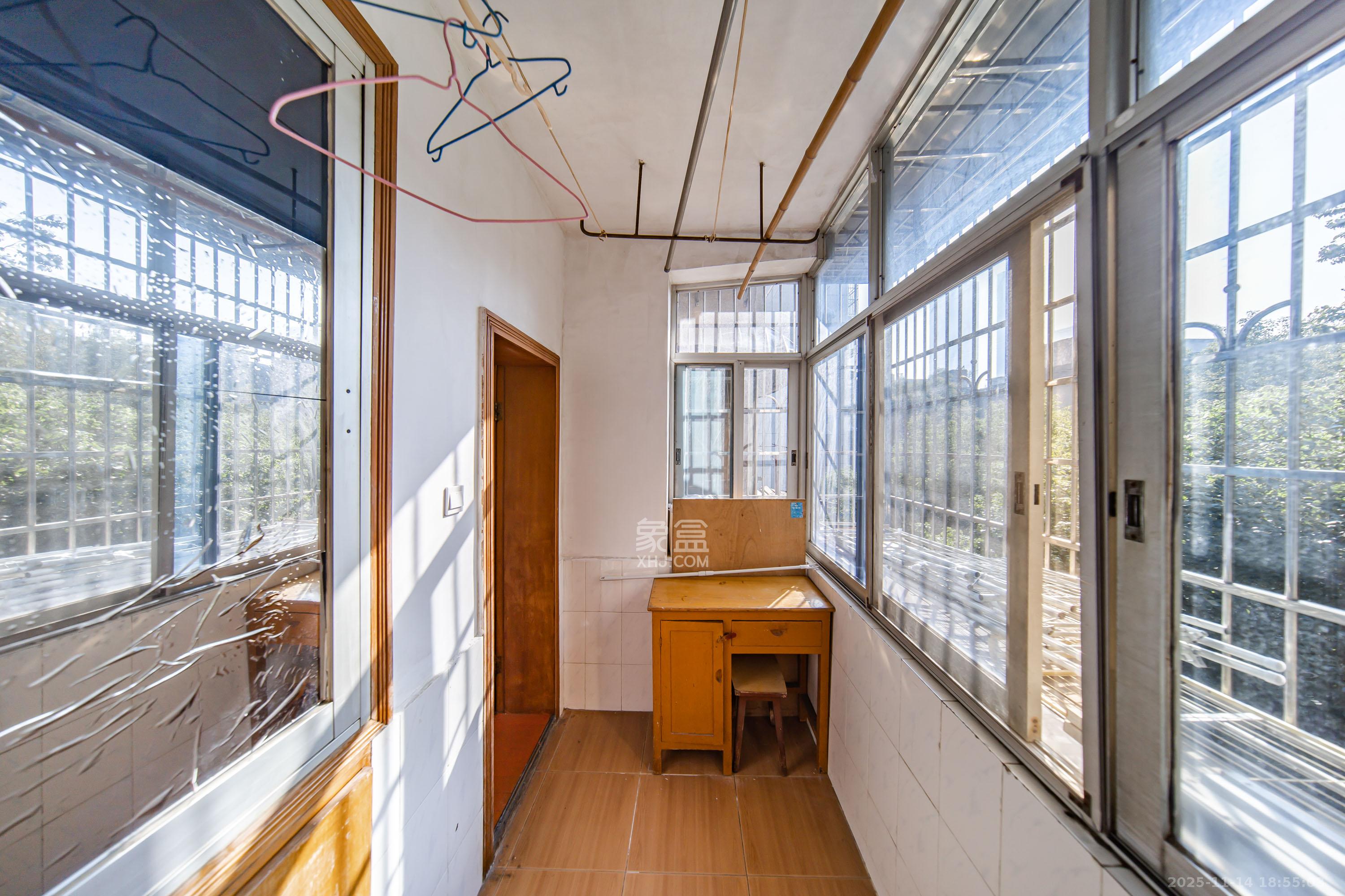 湘雅医学院(湘雅附一北院) 3室2厅1卫 65.0万 湘雅医学院(湘雅附一北院) 3室2厅1卫 65.0万阳台