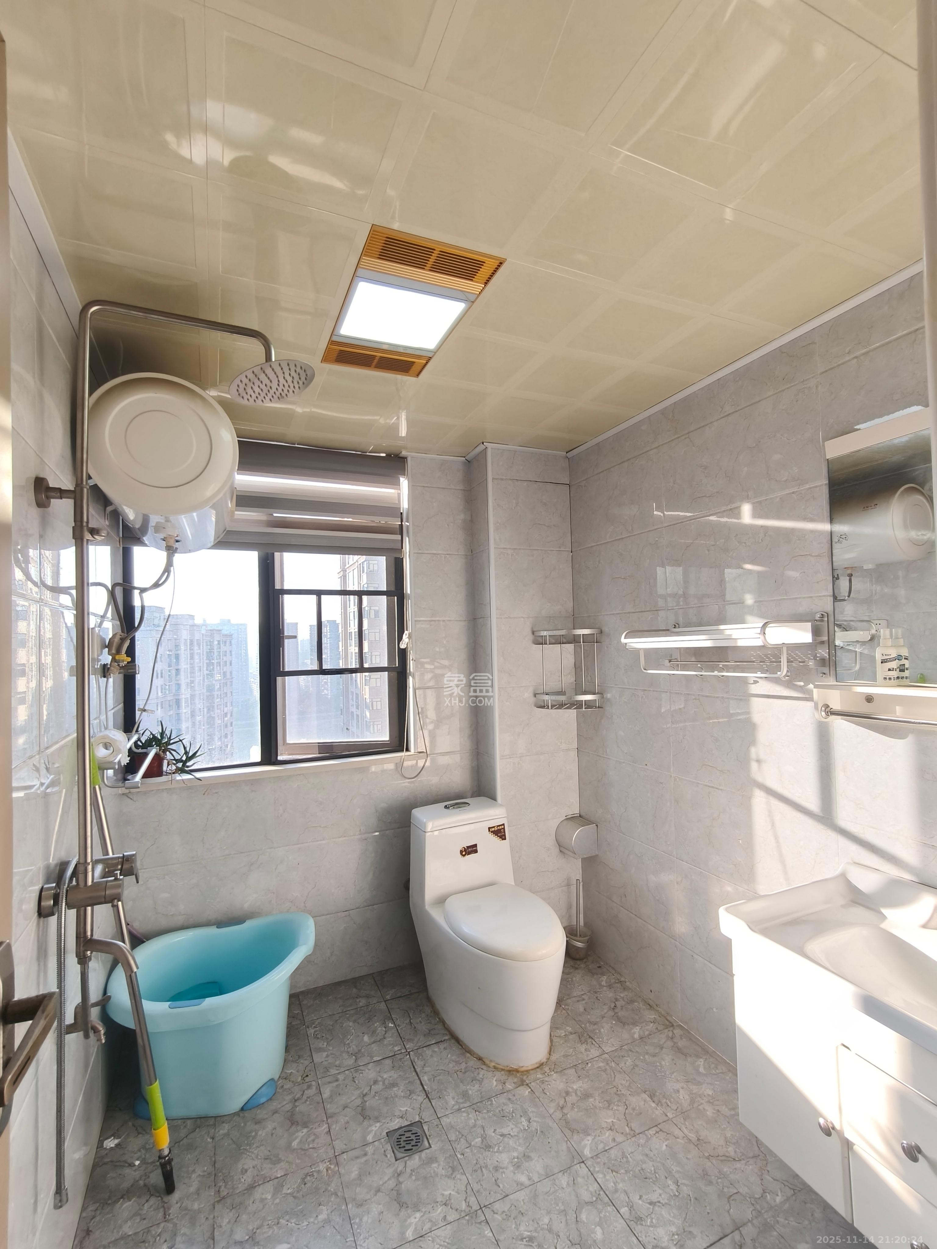 辉煌国际城二期  3室2厅2卫    2800.0元/月室内图