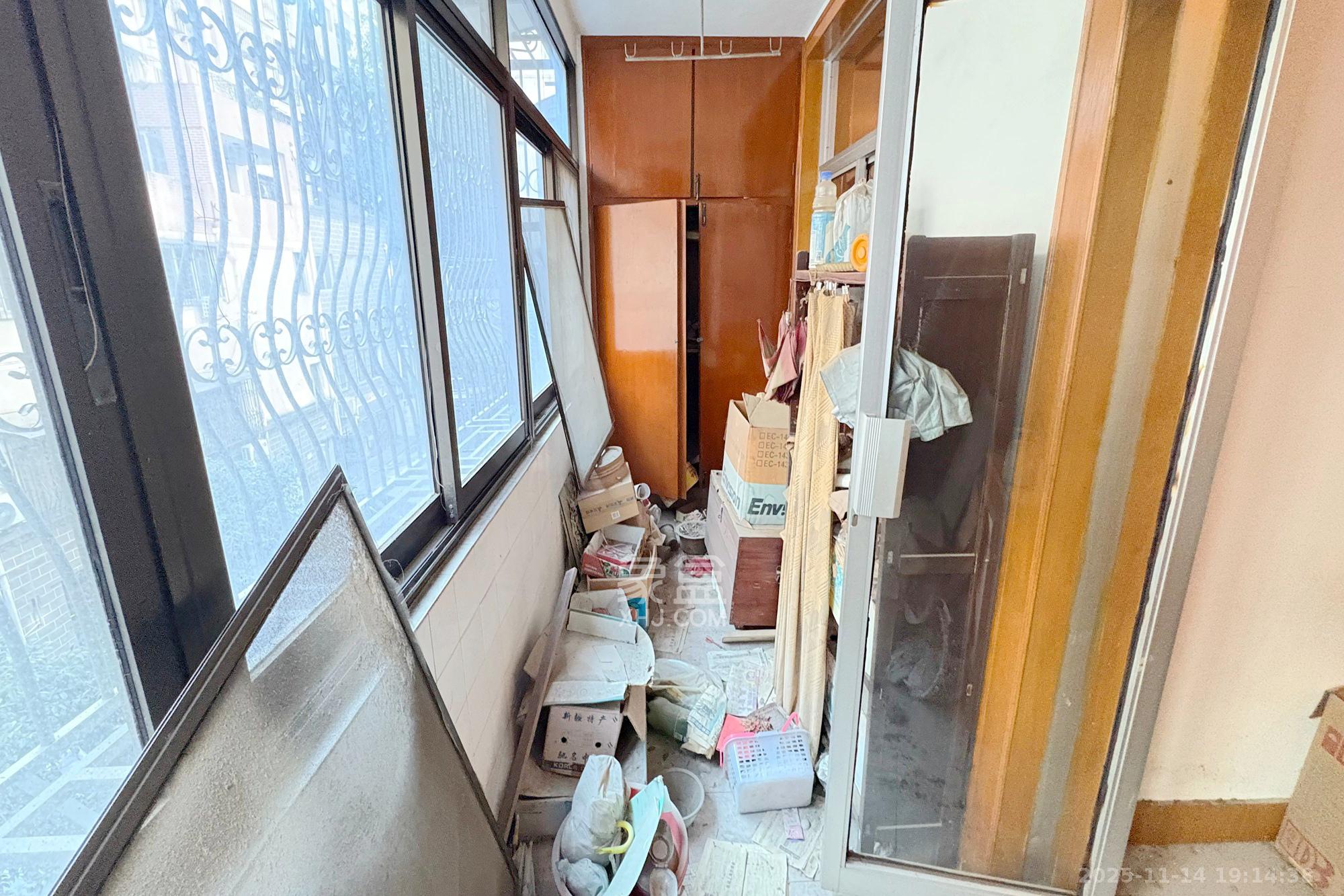 省建苑小区  3室2厅1卫    66.0万阳台