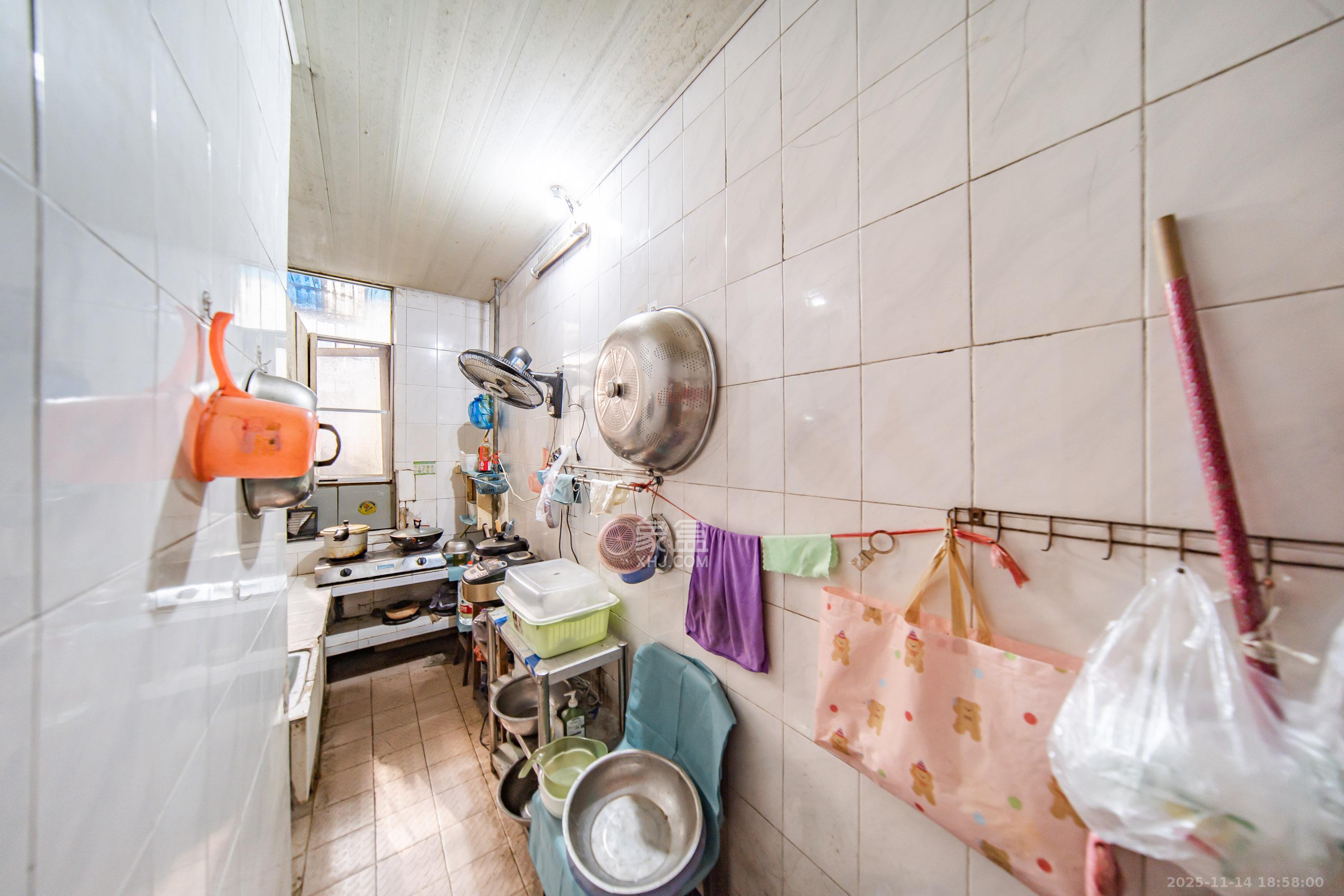 湘雅医院职工宿舍南院 3室1厅1卫 72.0万 湘雅医院职工宿舍南院 3室1厅1卫 72.0万厨房