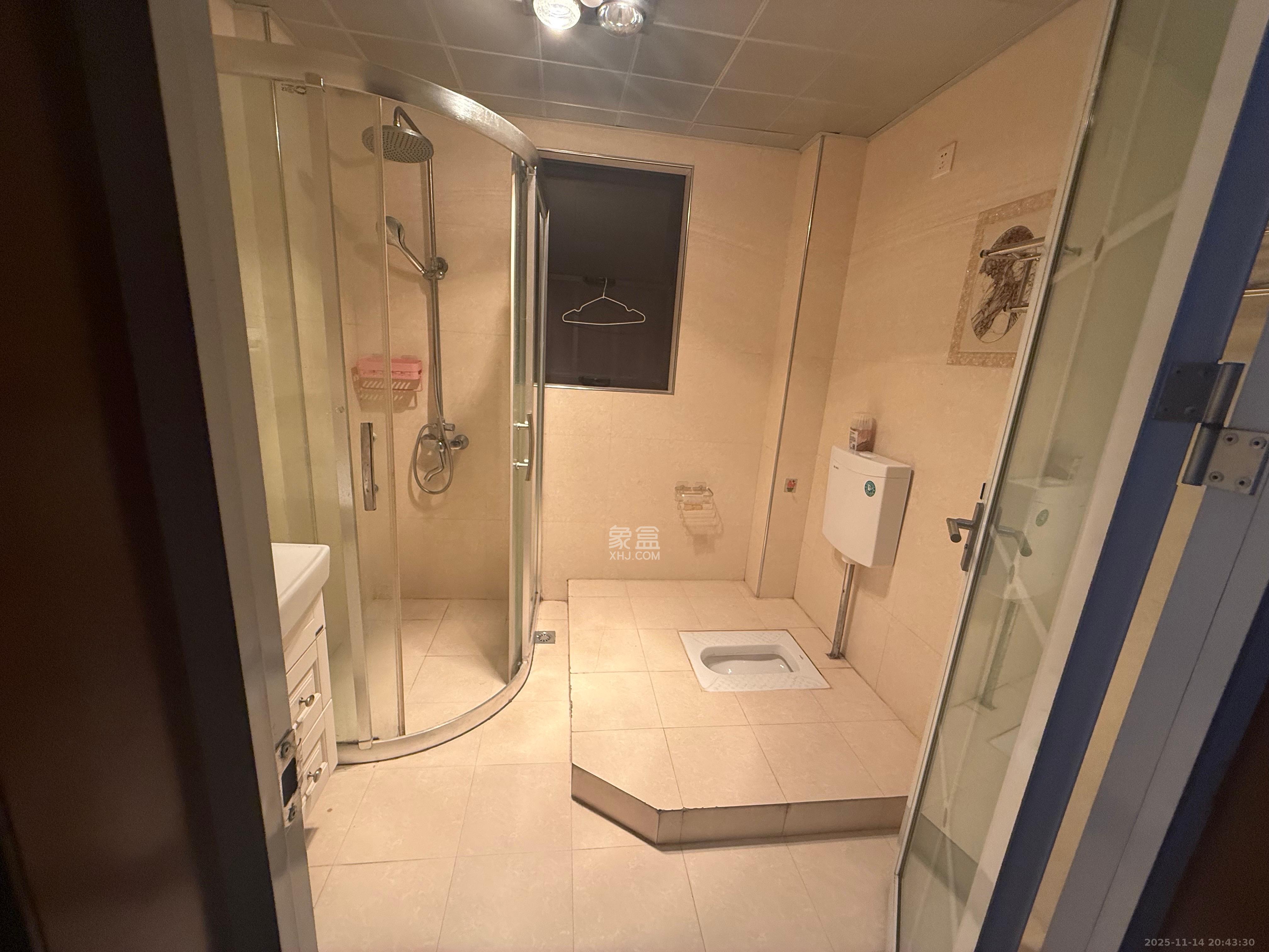 华润凤凰城一期  3室2厅2卫    2000.0元/月室内图