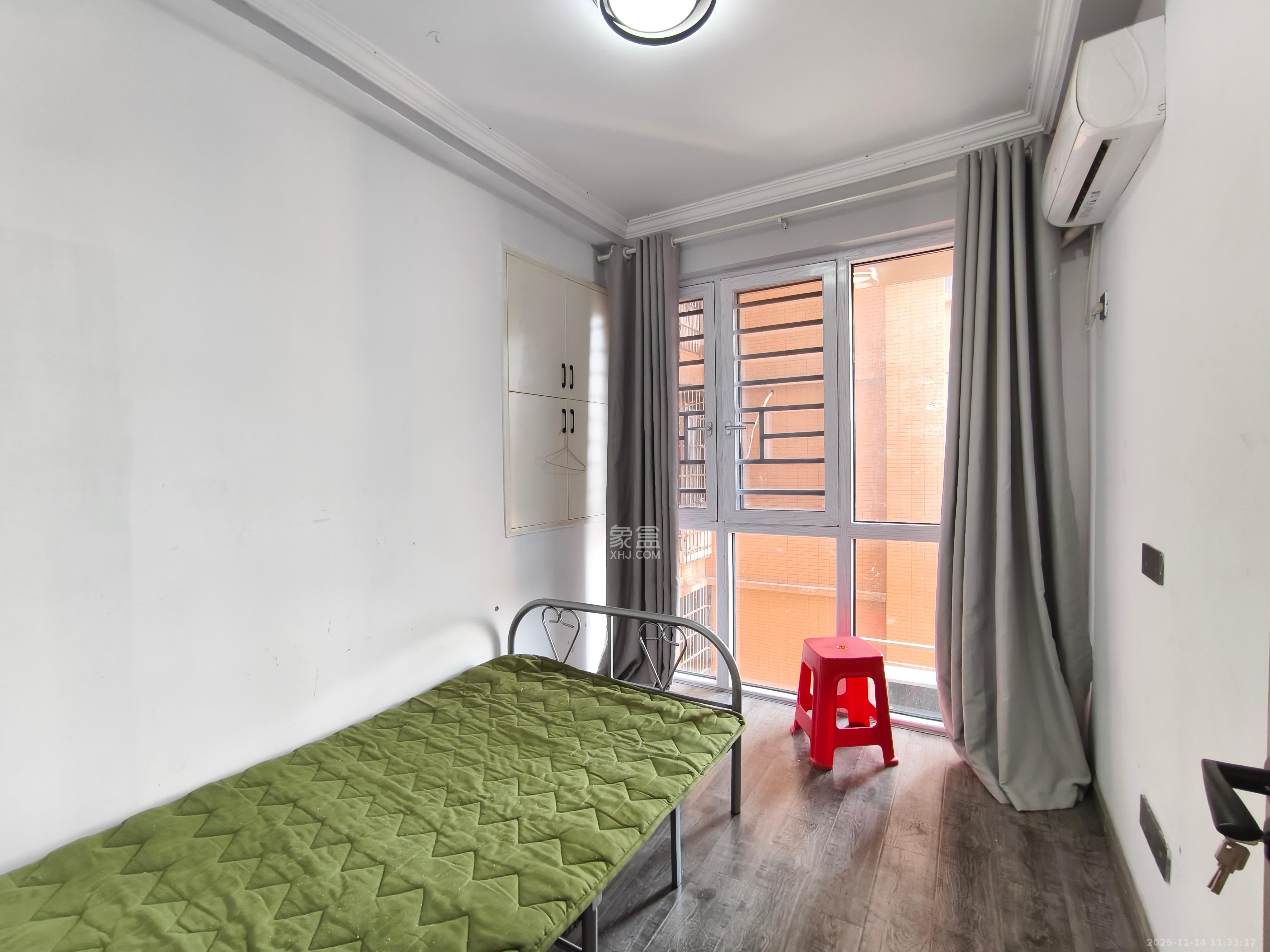 紫华郡 3室2厅2卫 49.8万 紫华郡 3室2厅2卫 49.8万卧室