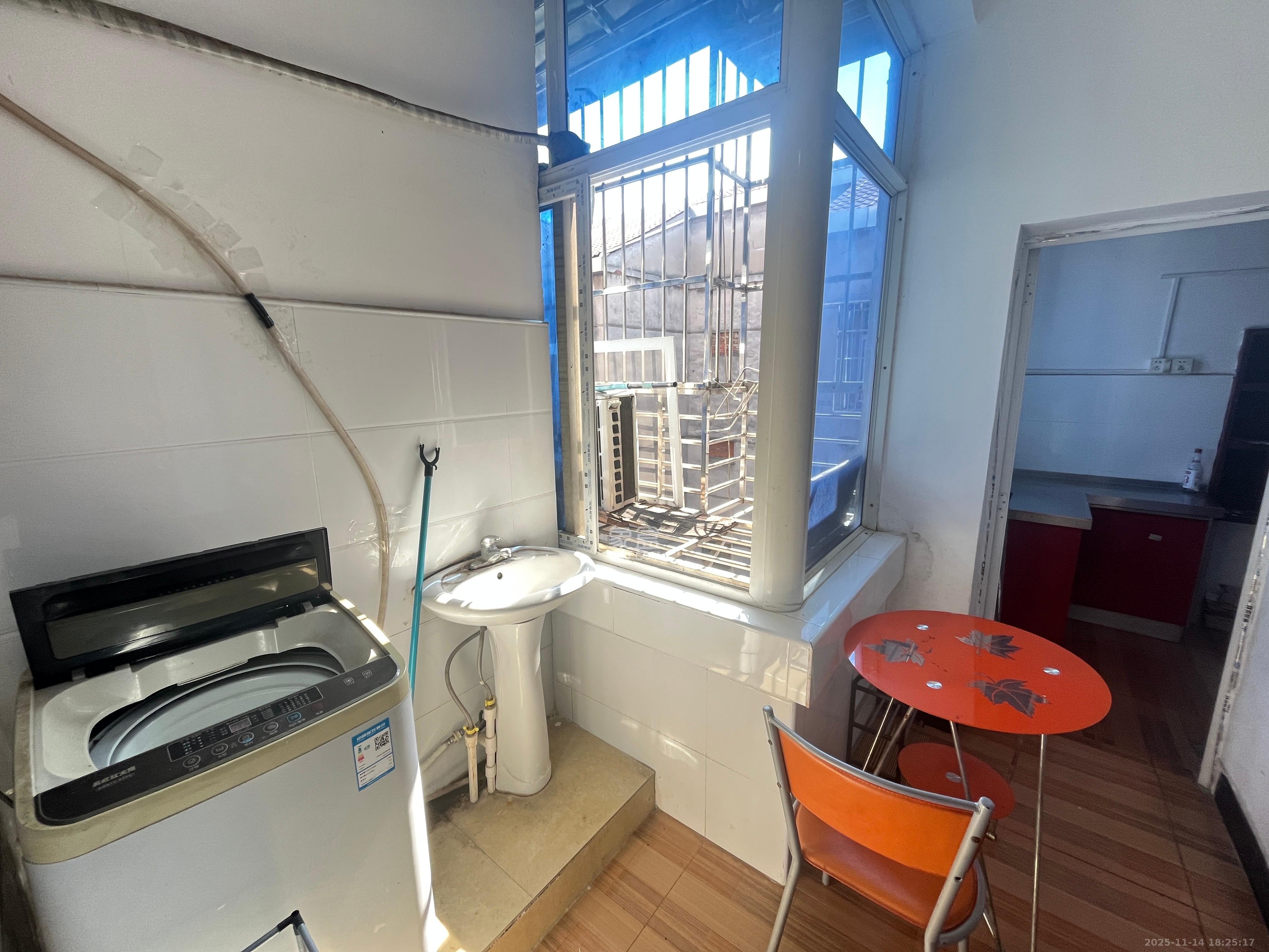 市直属机关宿舍 1室0厅1卫 1000.0元/月 市直属机关宿舍 1室0厅1卫 1000.0元/月室内图