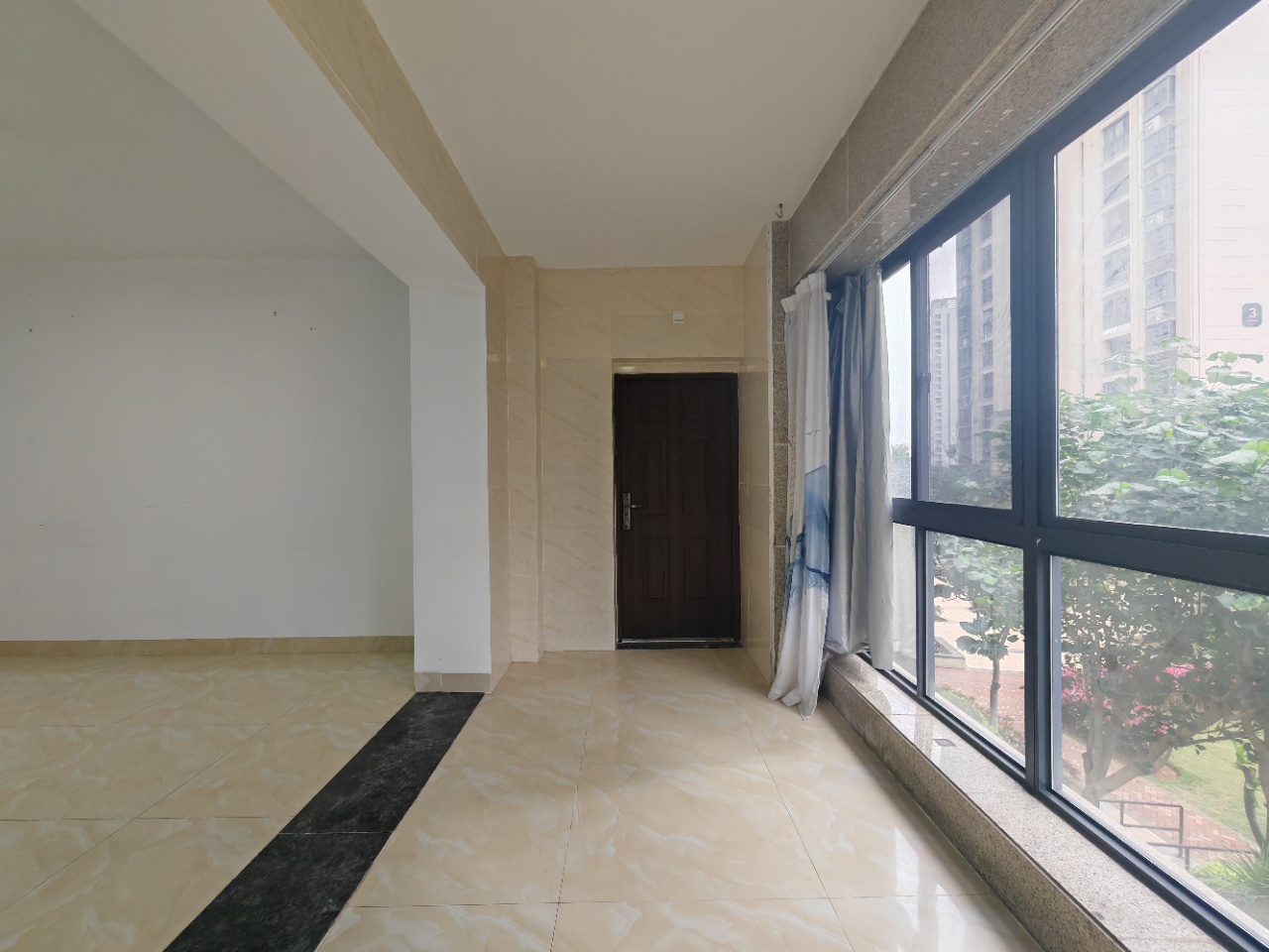 海航豪庭南苑 3室2厅2卫 229.0万 海航豪庭南苑 3室2厅2卫 229.0万客厅