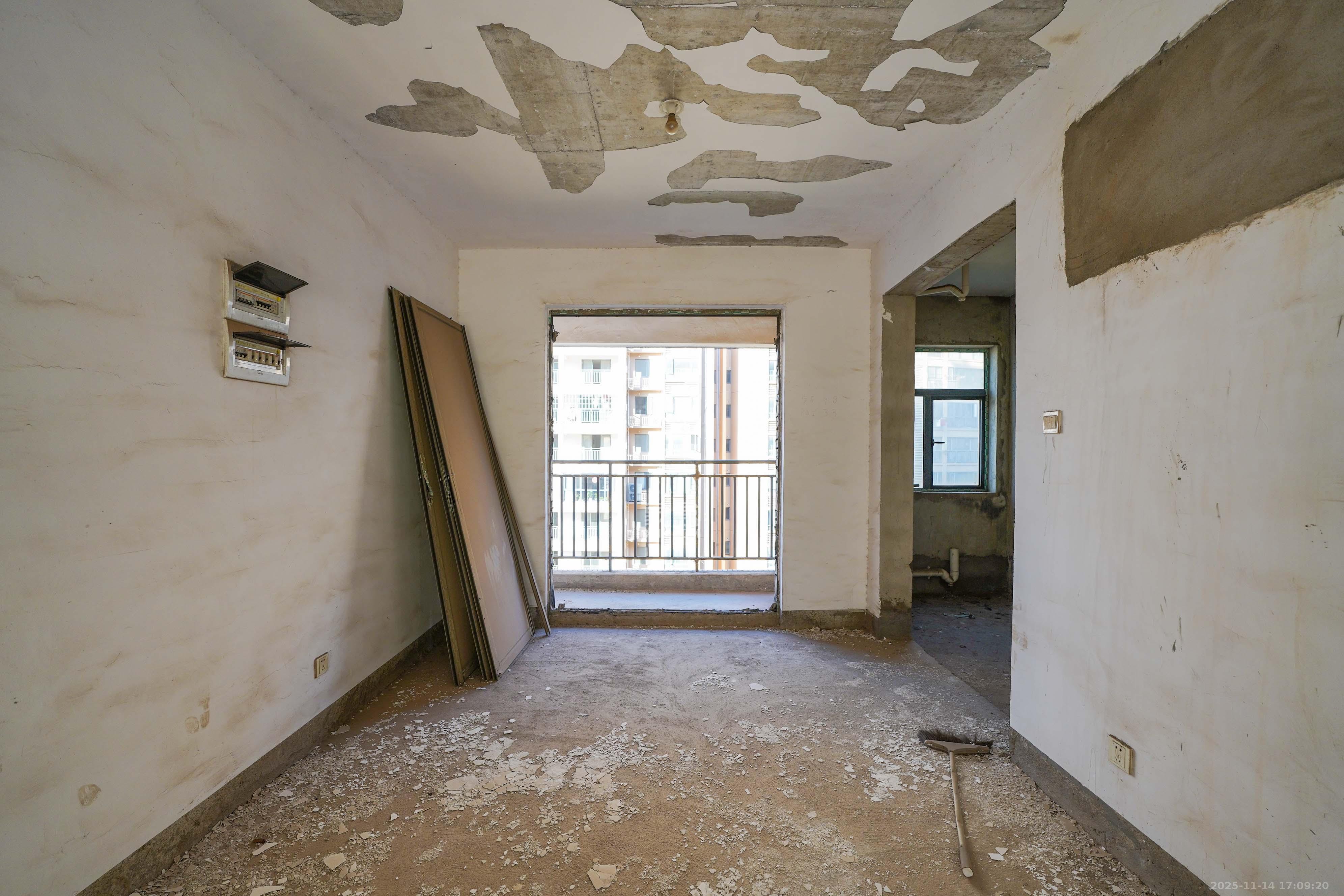 和美星城  4室2厅2卫    105.0万客厅