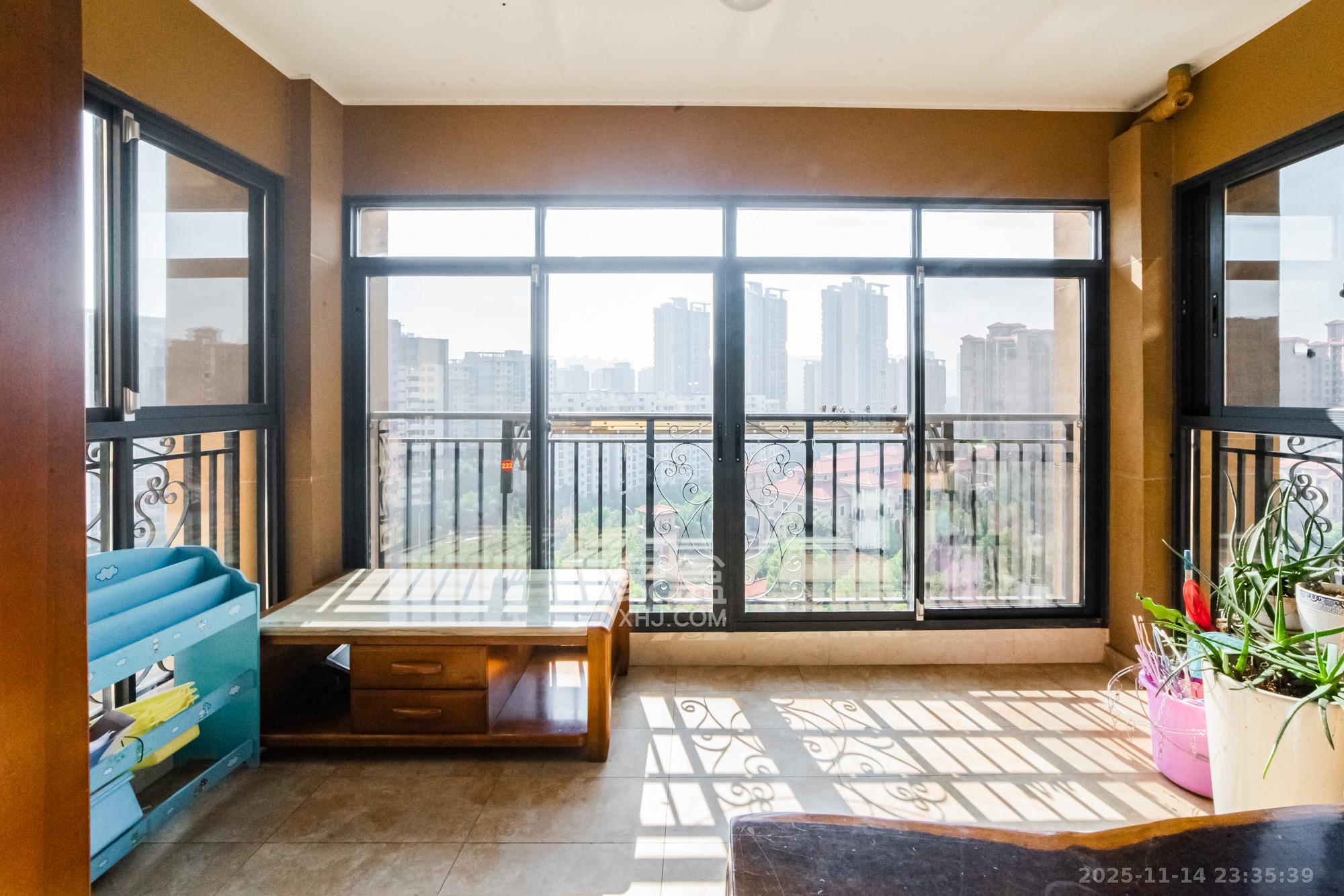 珠江郦城公园1号 3室2厅2卫 180.0万 珠江郦城公园1号 3室2厅2卫 180.0万阳台