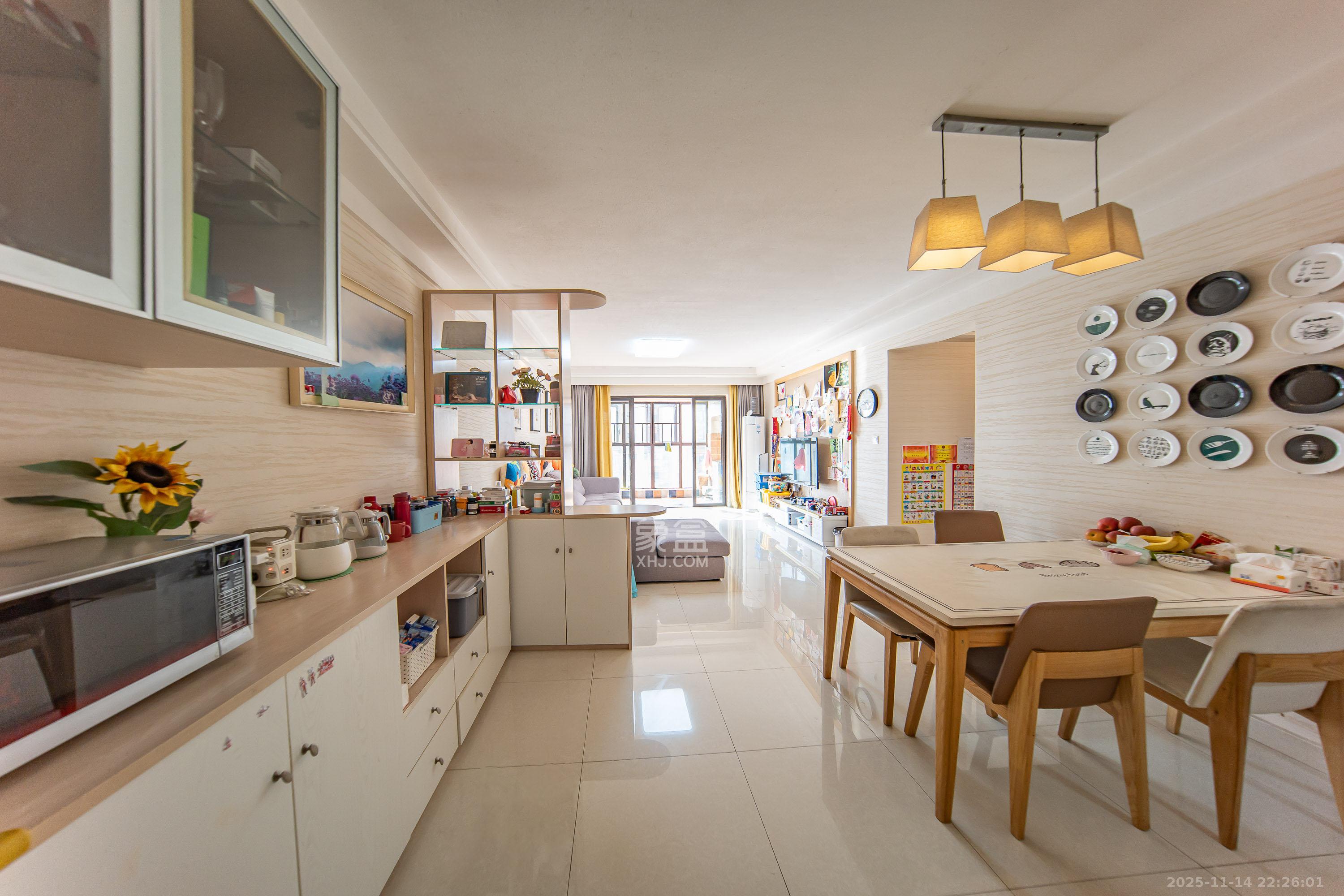 中海国际三期  3室2厅2卫    82.0万客厅