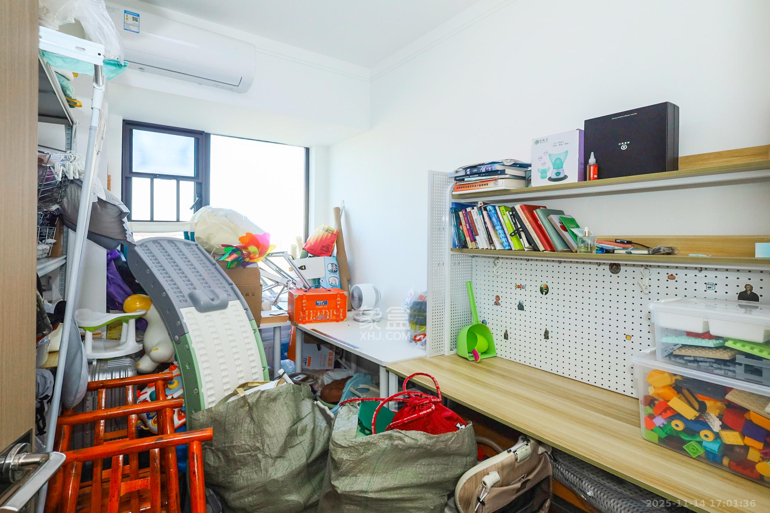 招商华发依云曦城  4室2厅2卫    121.8万卧室