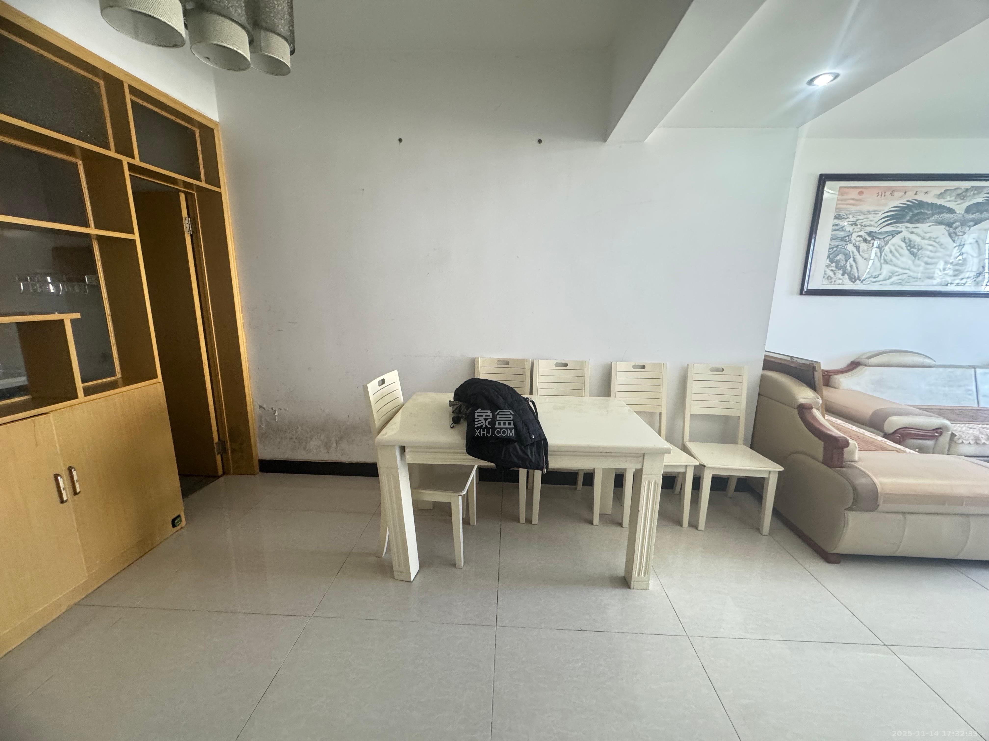 楚天中苑  3室2厅2卫    2000.0元/月室内图