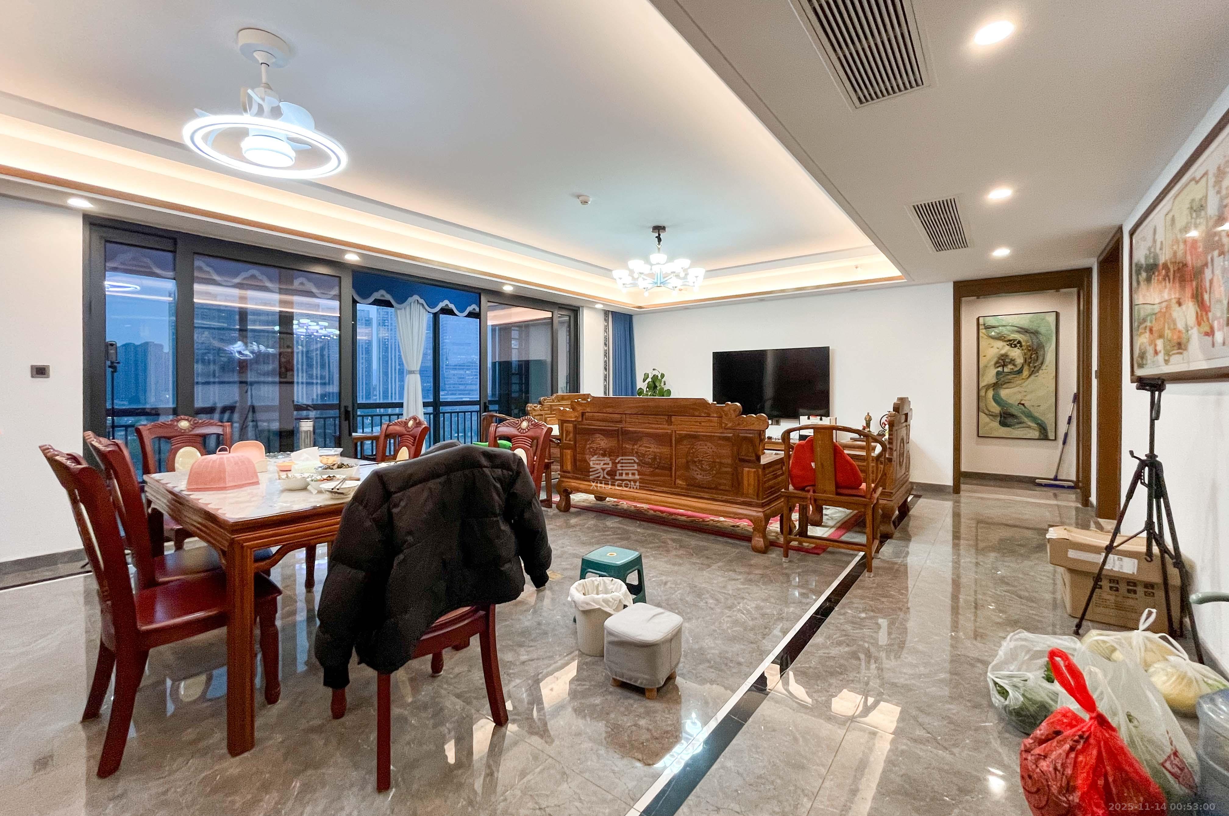 中海梅溪湖壹号 4室2厅2卫 700.0万 中海梅溪湖壹号 4室2厅2卫 700.0万客厅