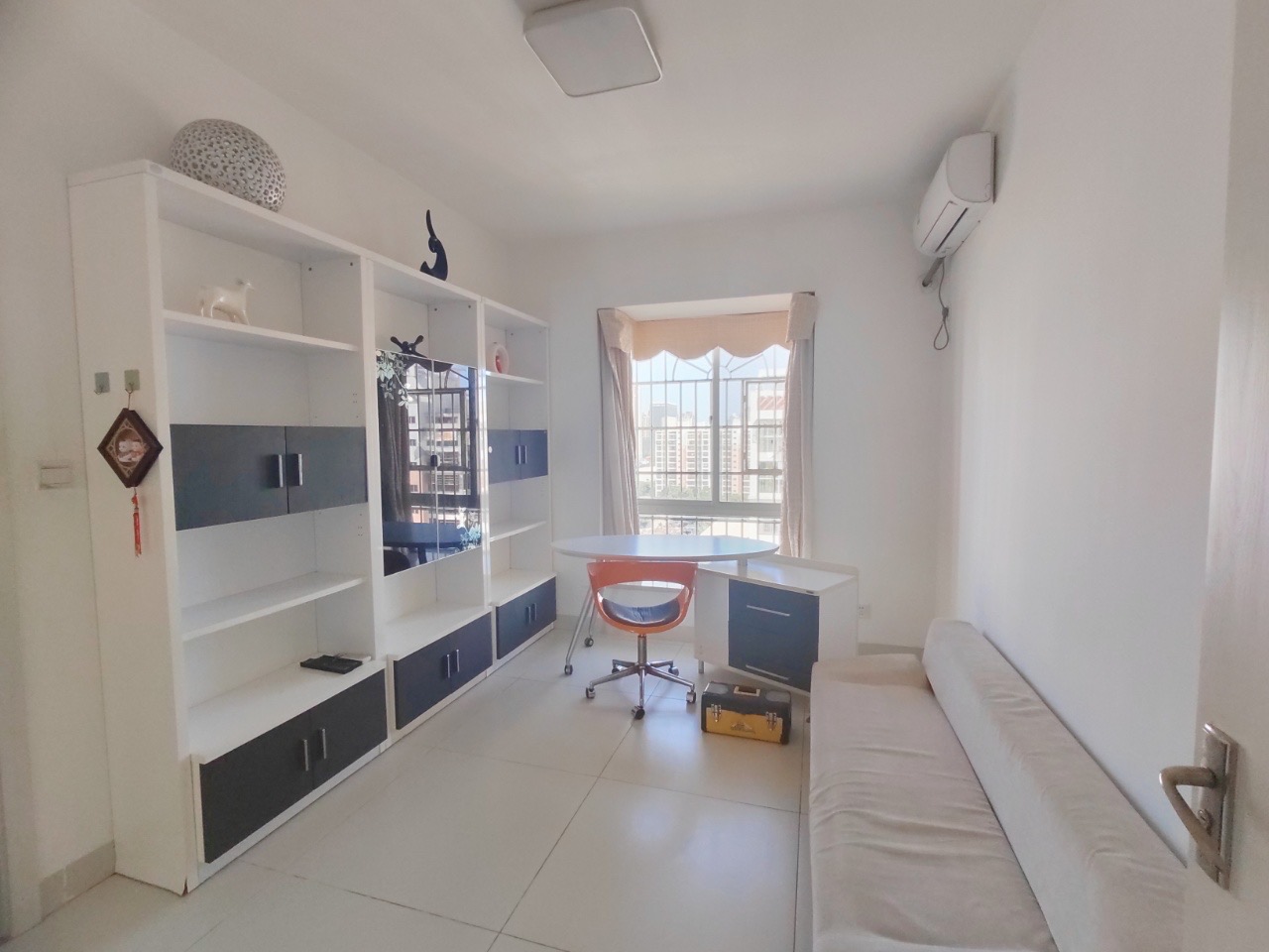 八一小区 4室2厅2卫 4000.0元/月 八一小区 4室2厅2卫 4000.0元/月室内图