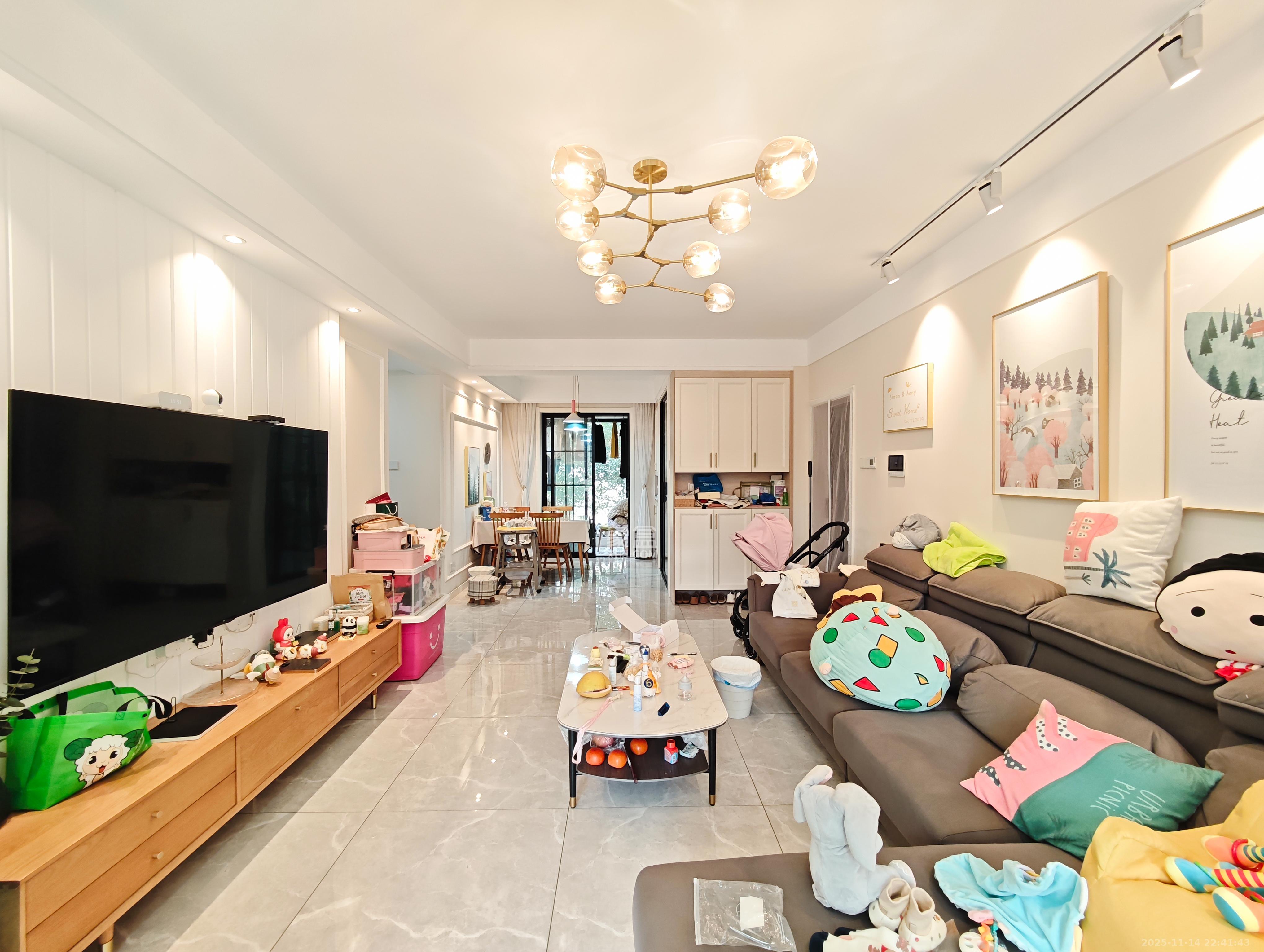 中建嘉和城  3室2厅2卫    98.0万客厅