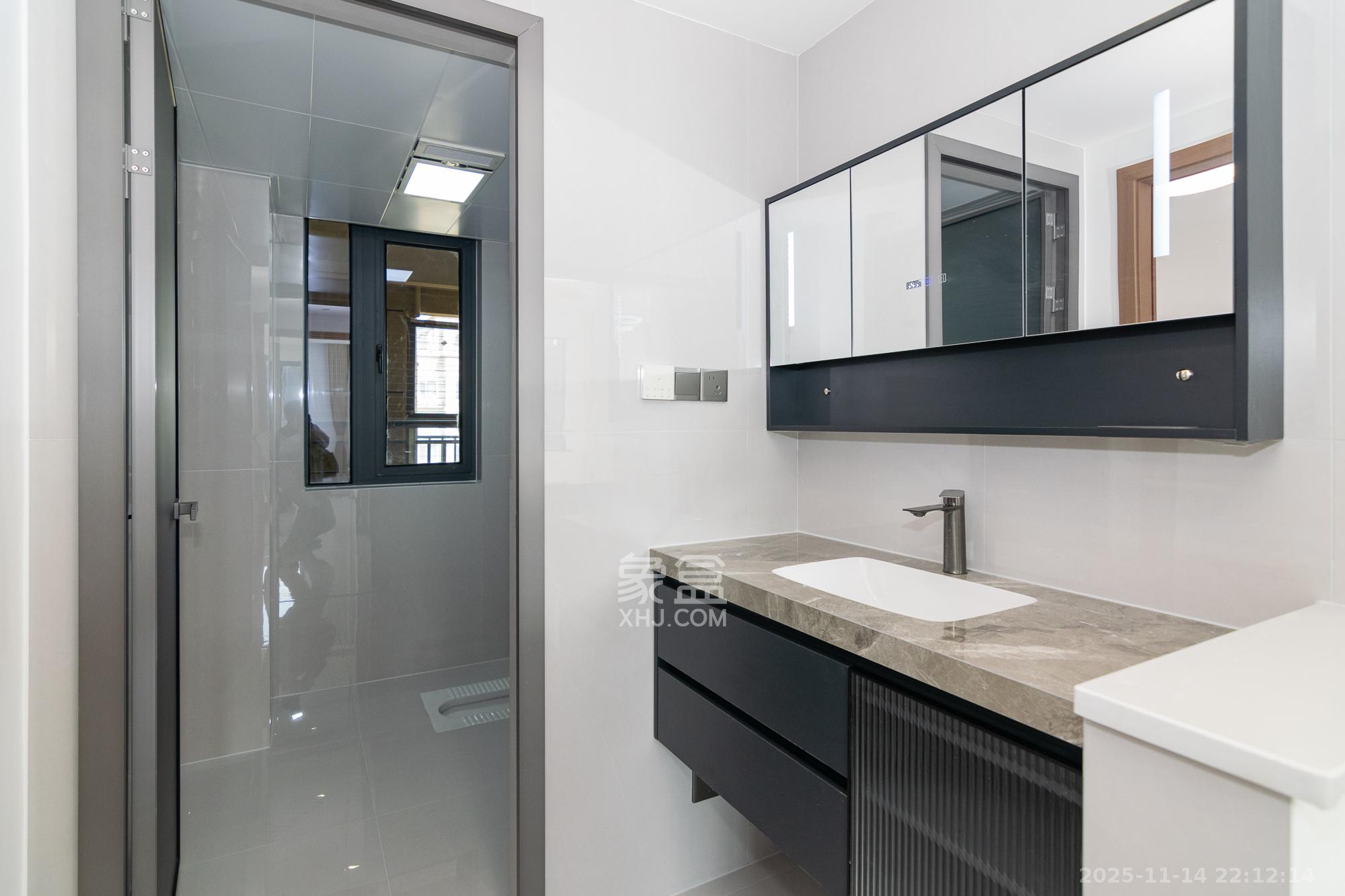 澳海月亮湾  4室2厅2卫    82.8万卫生间