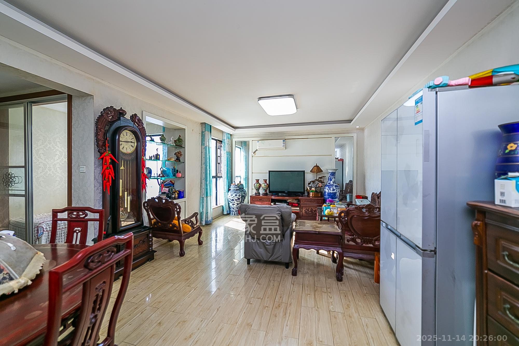 湘江锦绣 3室2厅2卫 68.0万 湘江锦绣 3室2厅2卫 68.0万客厅