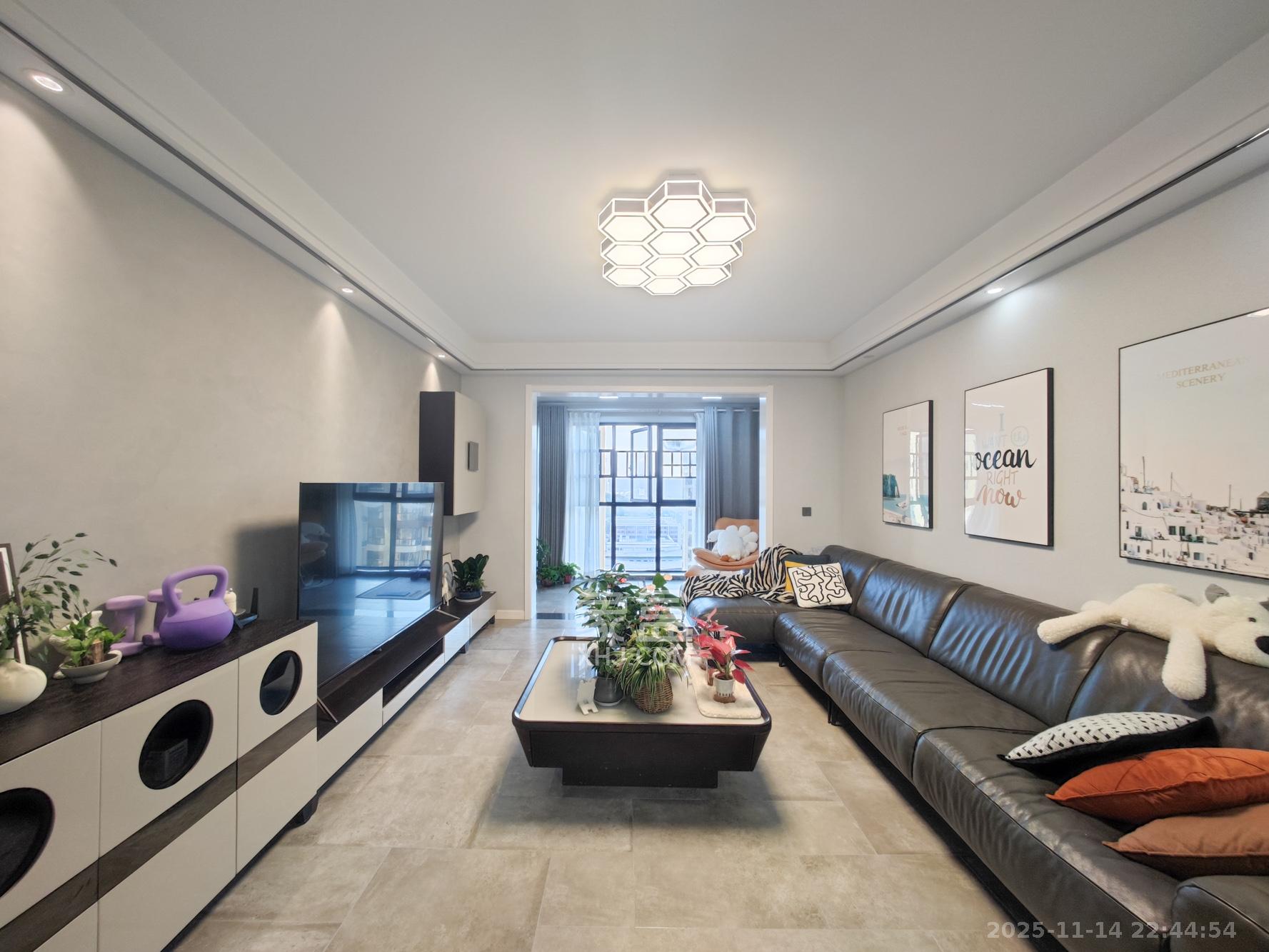 卓越蔚蓝城邦  4室2厅2卫    130.0万客厅