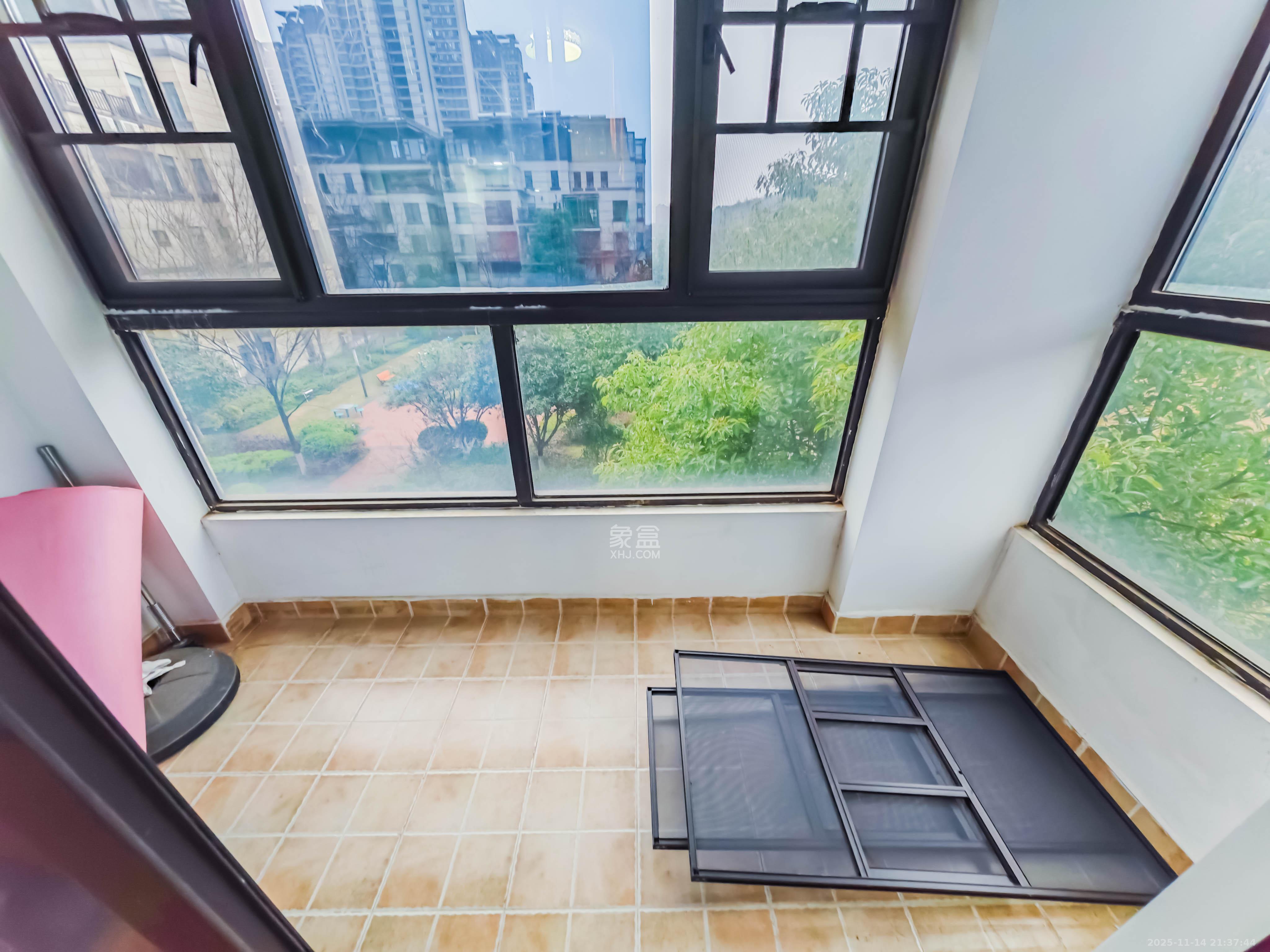 绿地之窗  4室2厅2卫    166.0万阳台