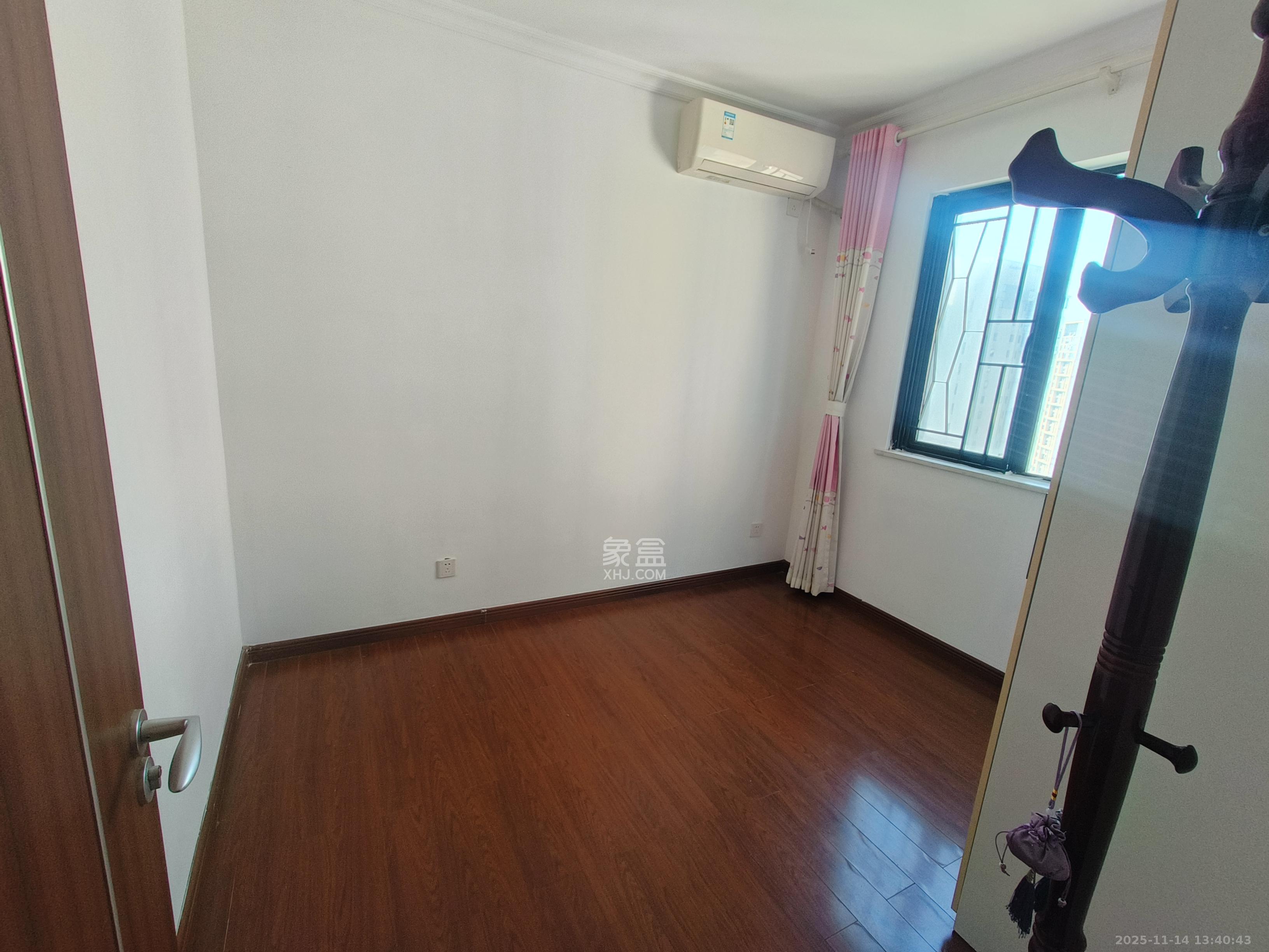 万科城  3室2厅1卫    2400.0元/月室内图