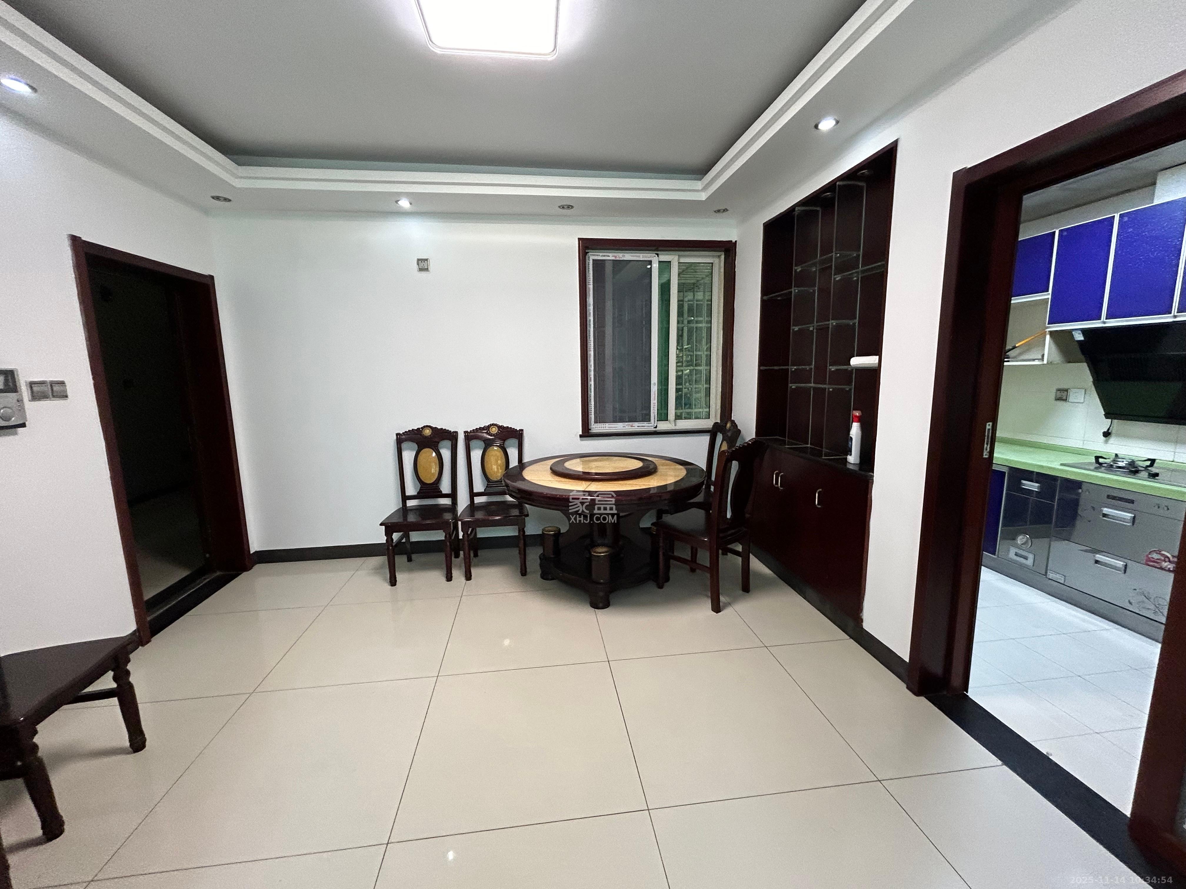 麓谷加州阳光  3室2厅2卫    2500.0元/月室内图