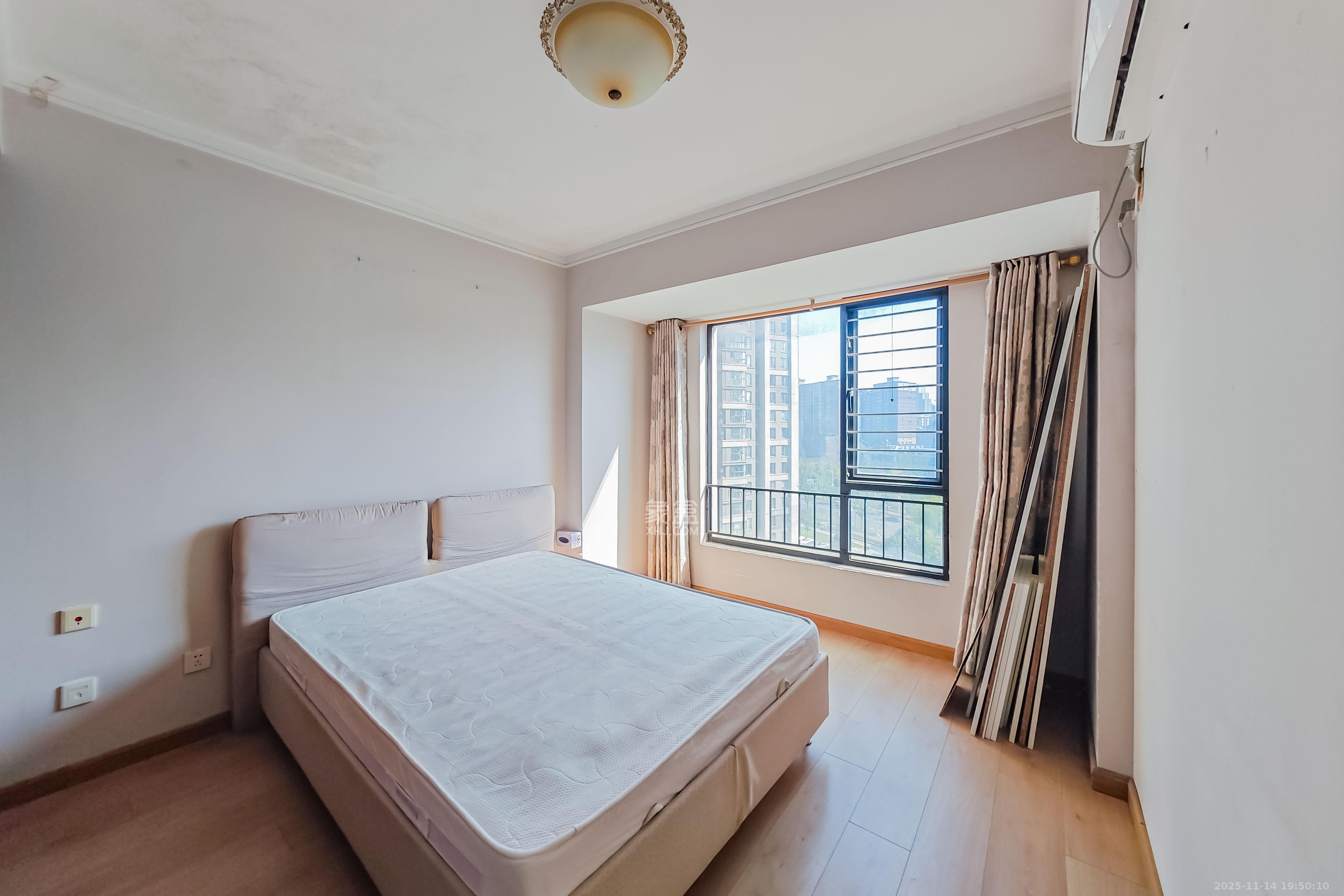 万科金域华府一期  3室2厅1卫    92.0万卧室