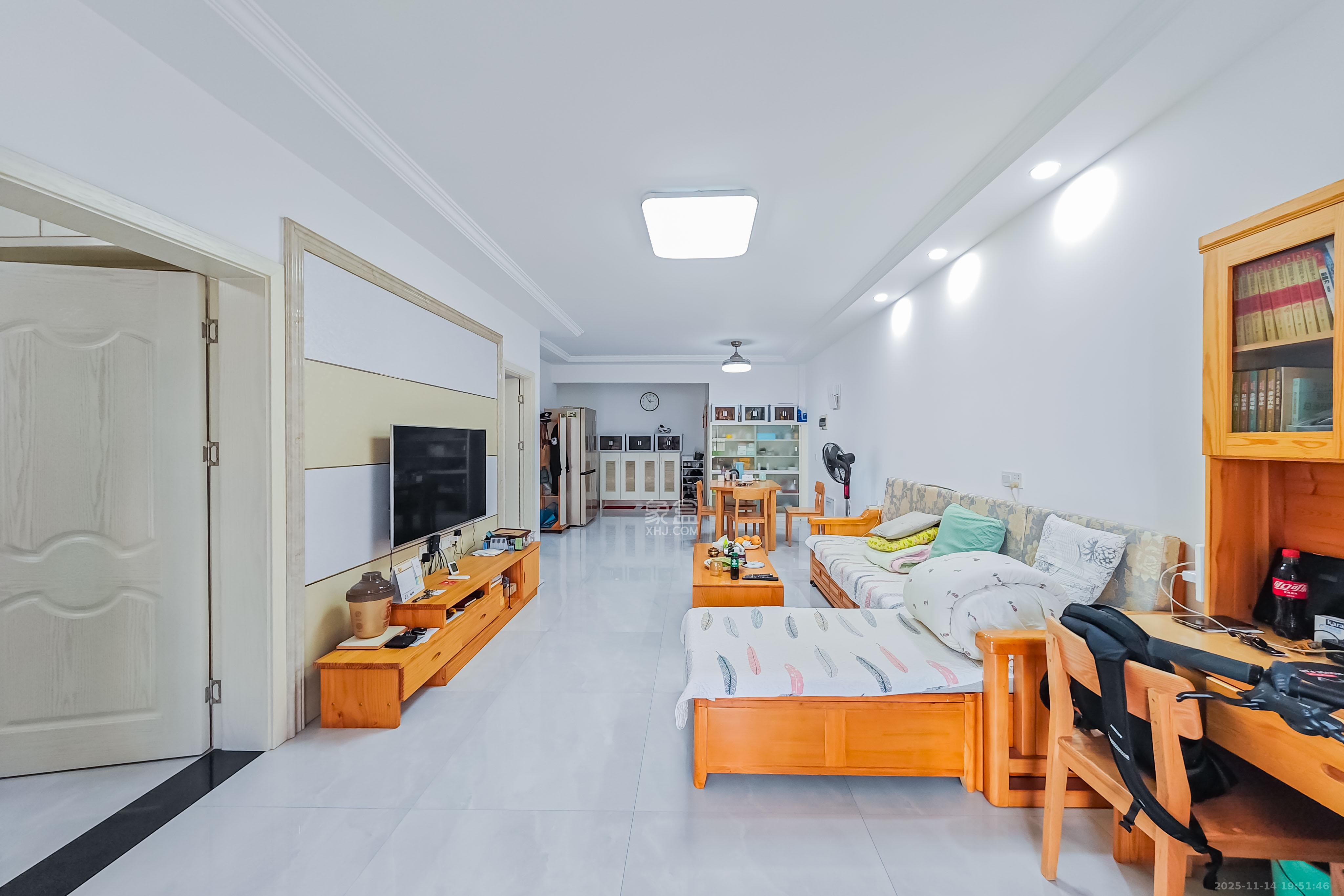 龙吉湾小区（龙瑞尚苑）  3室2厅1卫    78.0万客厅