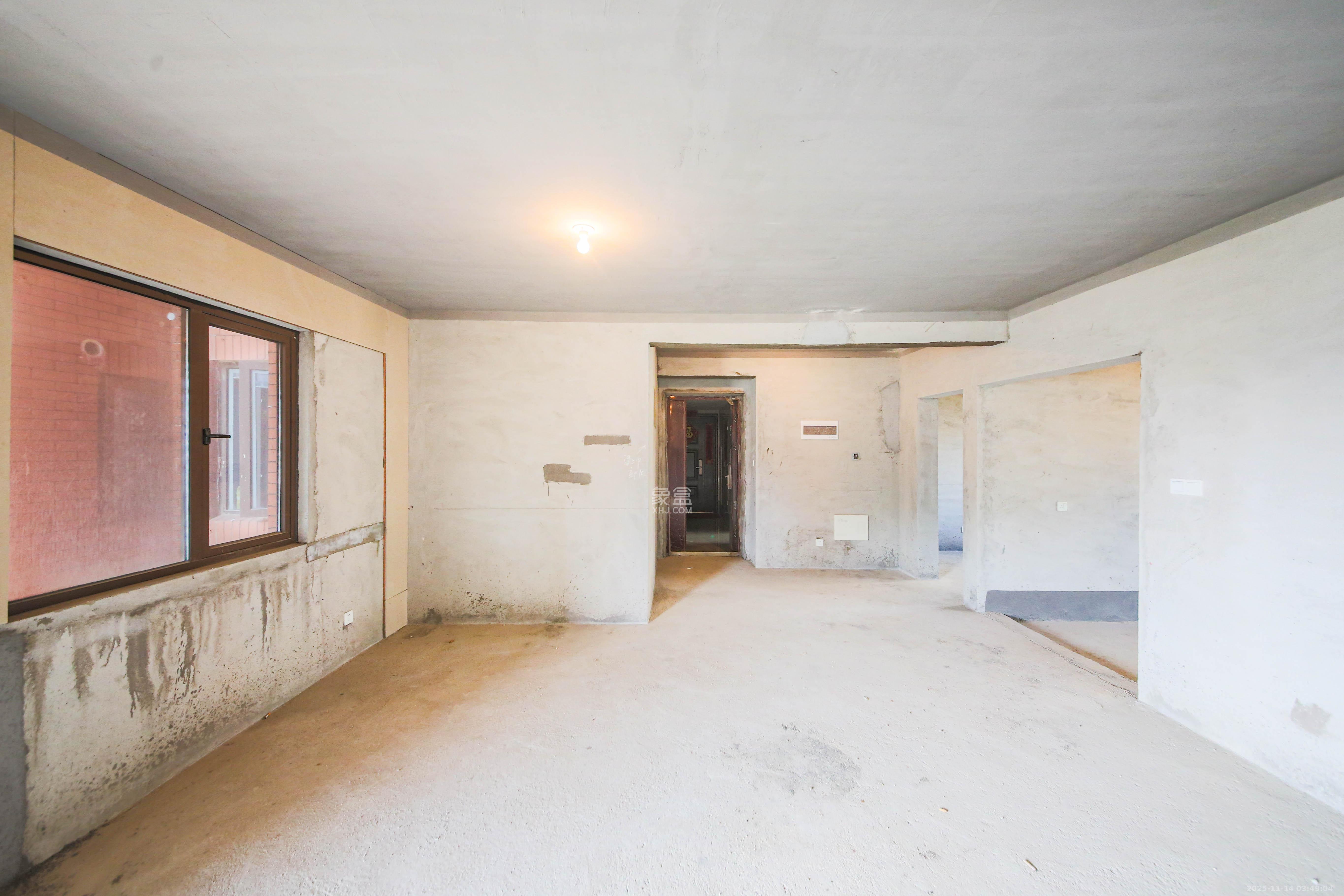 香缇雅苑（鑫远翡丽郡二期）  4室2厅2卫    176.0万客厅