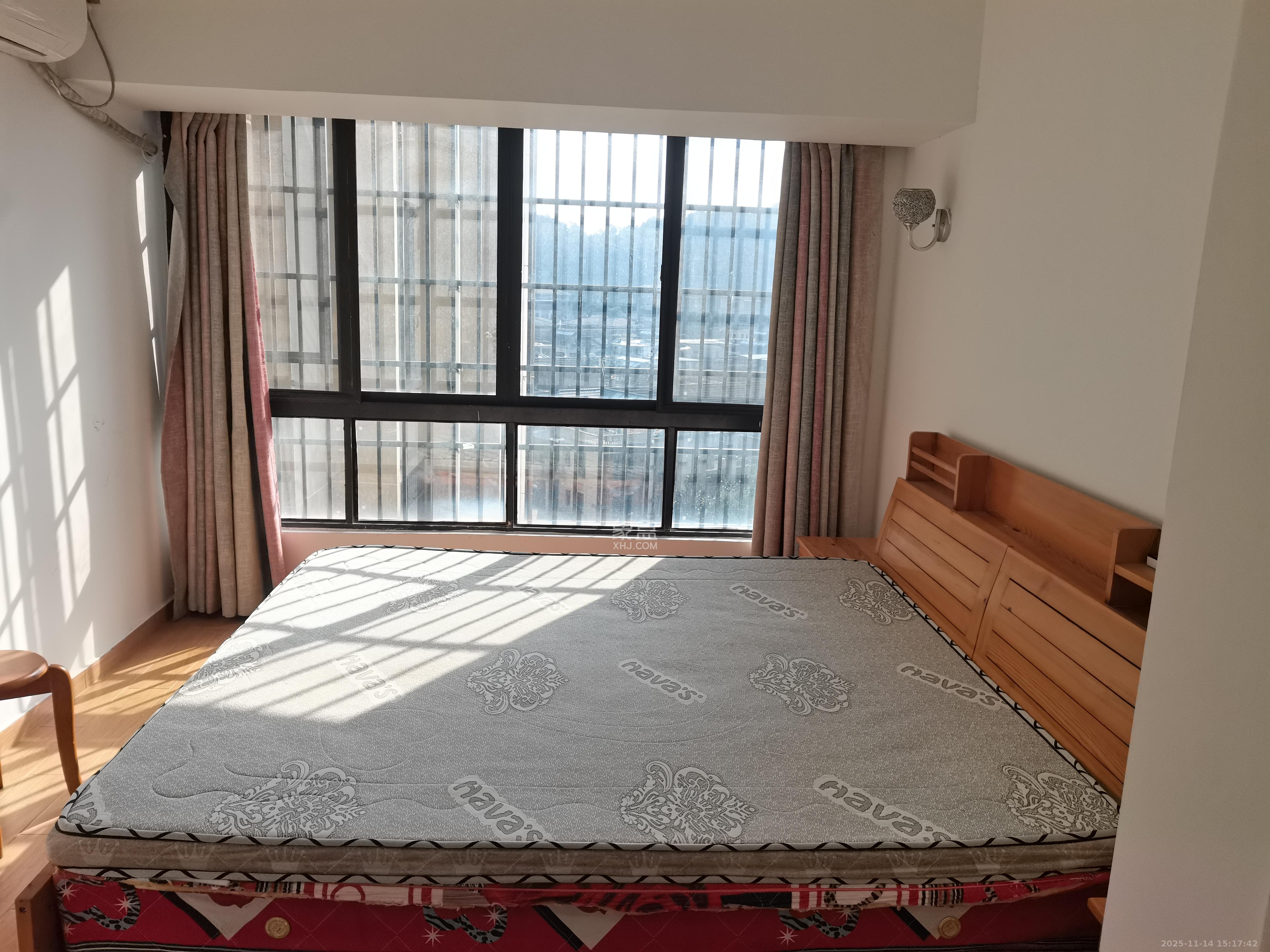 天麓尚层  3室2厅2卫    1800.0元/月室内图