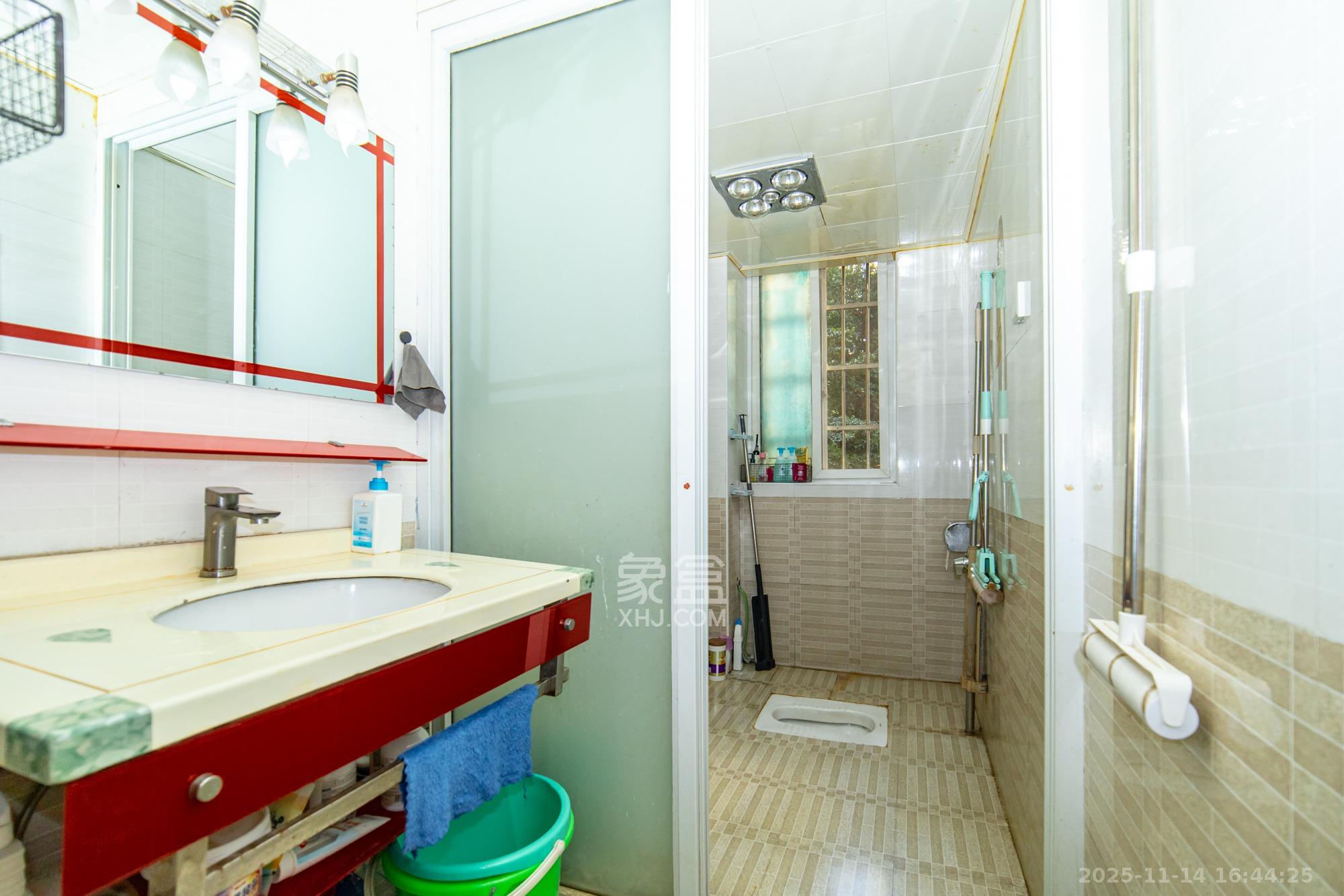 筑梦园  3室2厅2卫    60.8万卫生间