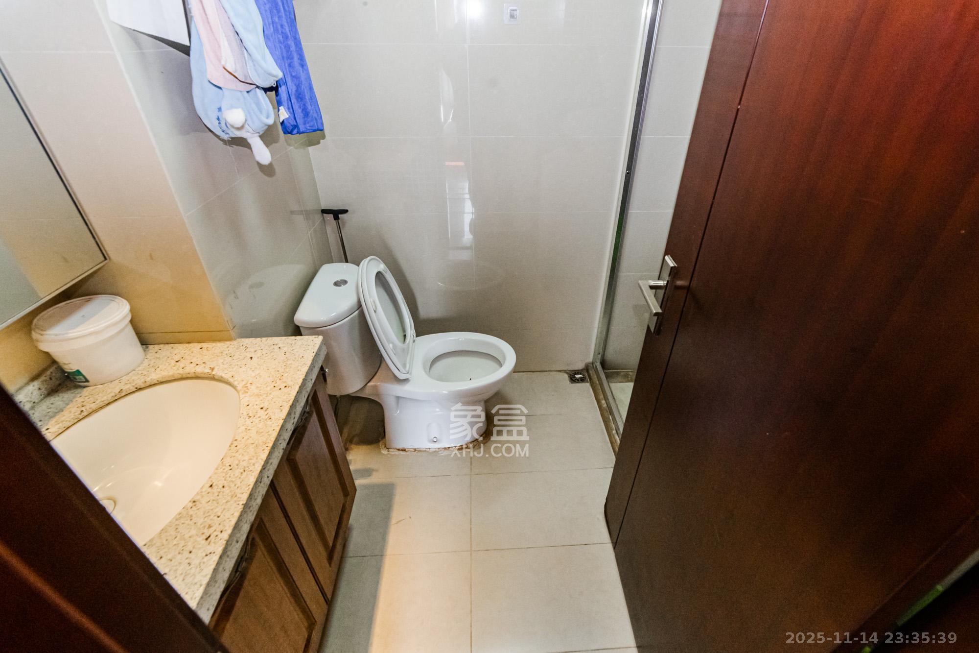 珠江郦城公园1号  3室2厅2卫    180.0万卫生间