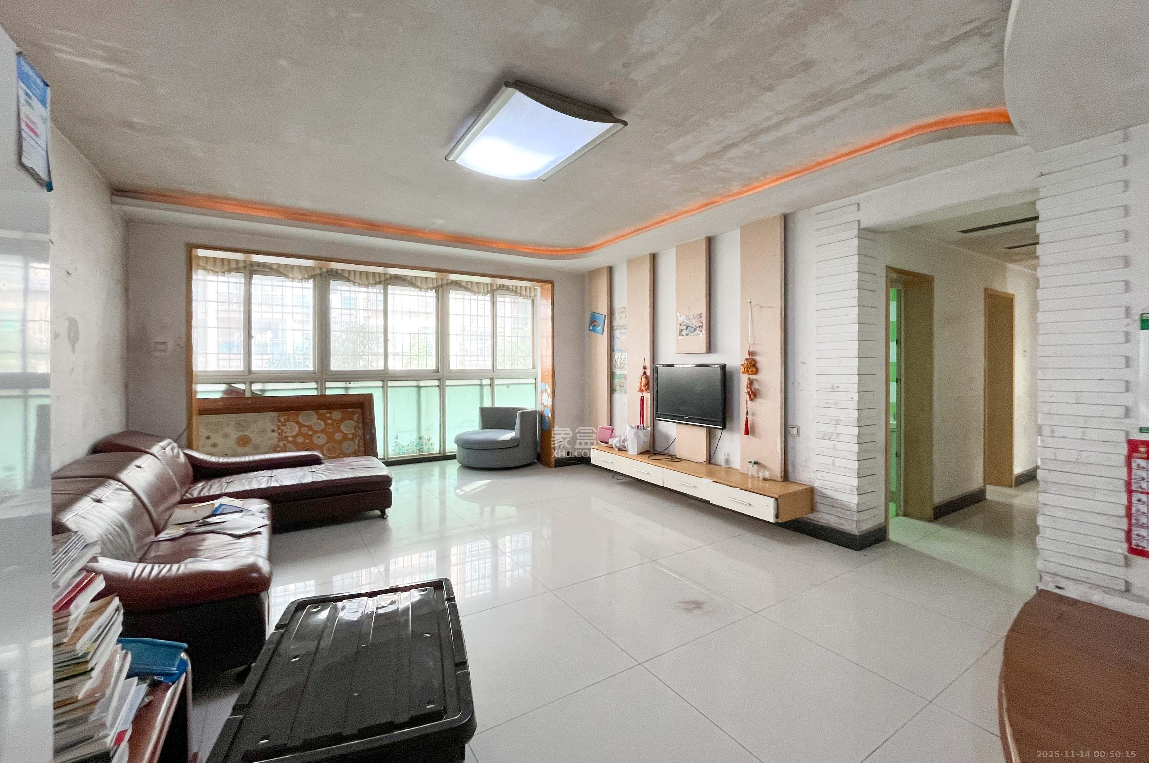 麓谷加州阳光  3室2厅2卫    90.0万客厅