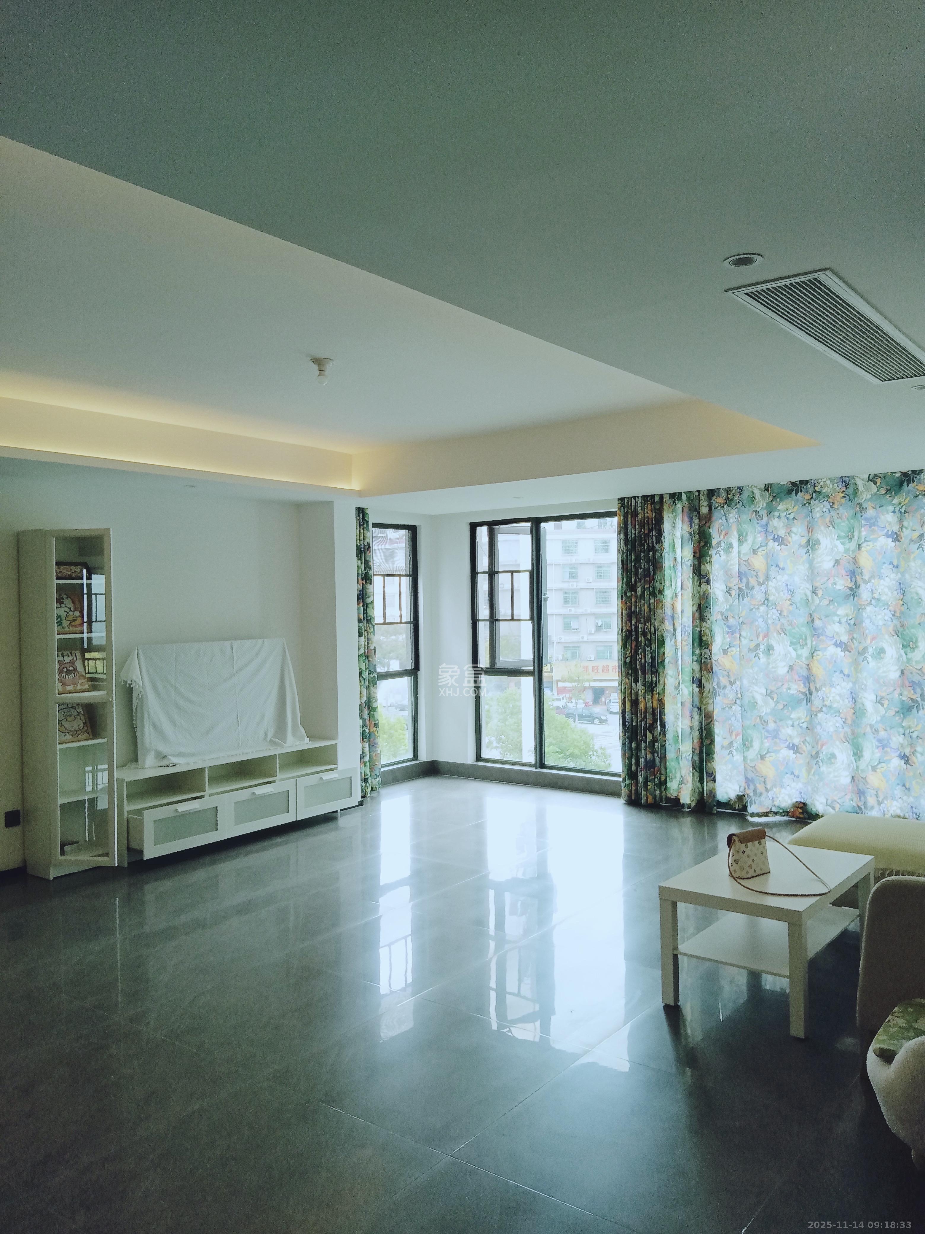 万科松湖天地  4室2厅2卫    5800.0元/月