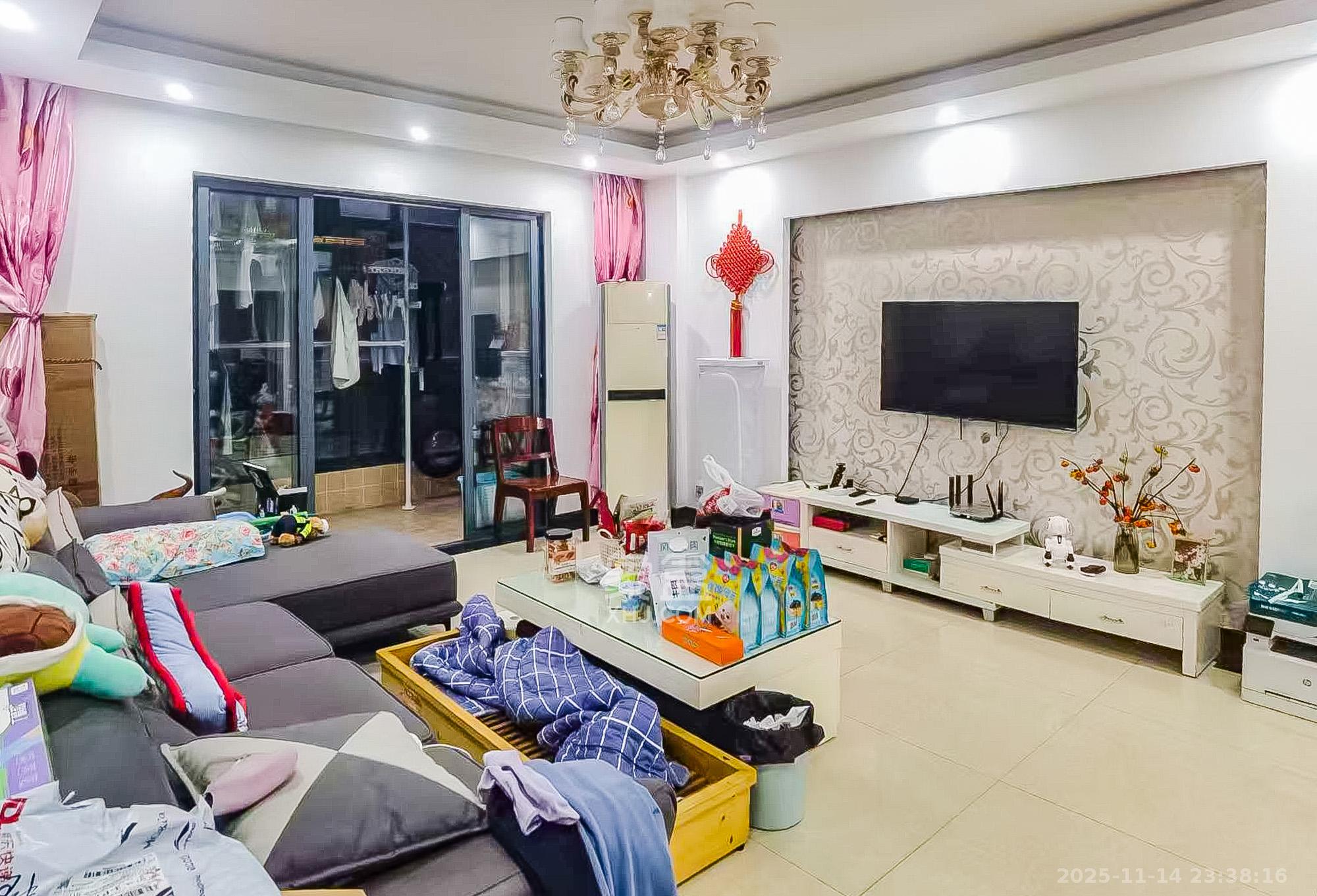 湘江北尚 1室2厅1卫 138.0万 湘江北尚 1室2厅1卫 138.0万客厅