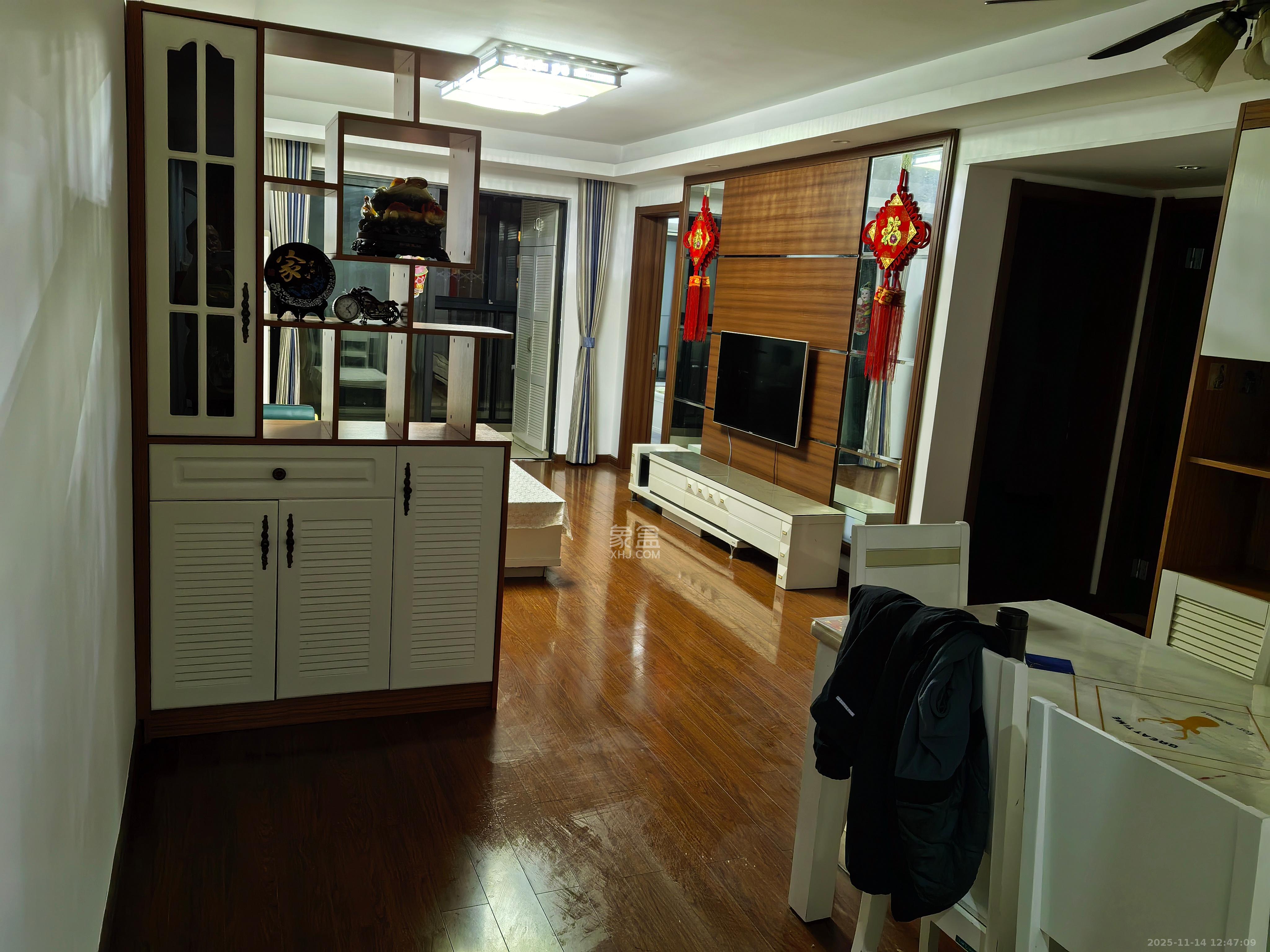 万科城  1室2厅1卫    2500.0元/月