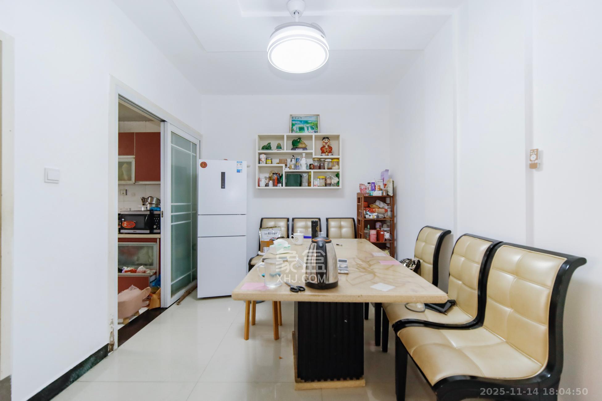 恒盛世家  3室2厅2卫    115.0万客厅