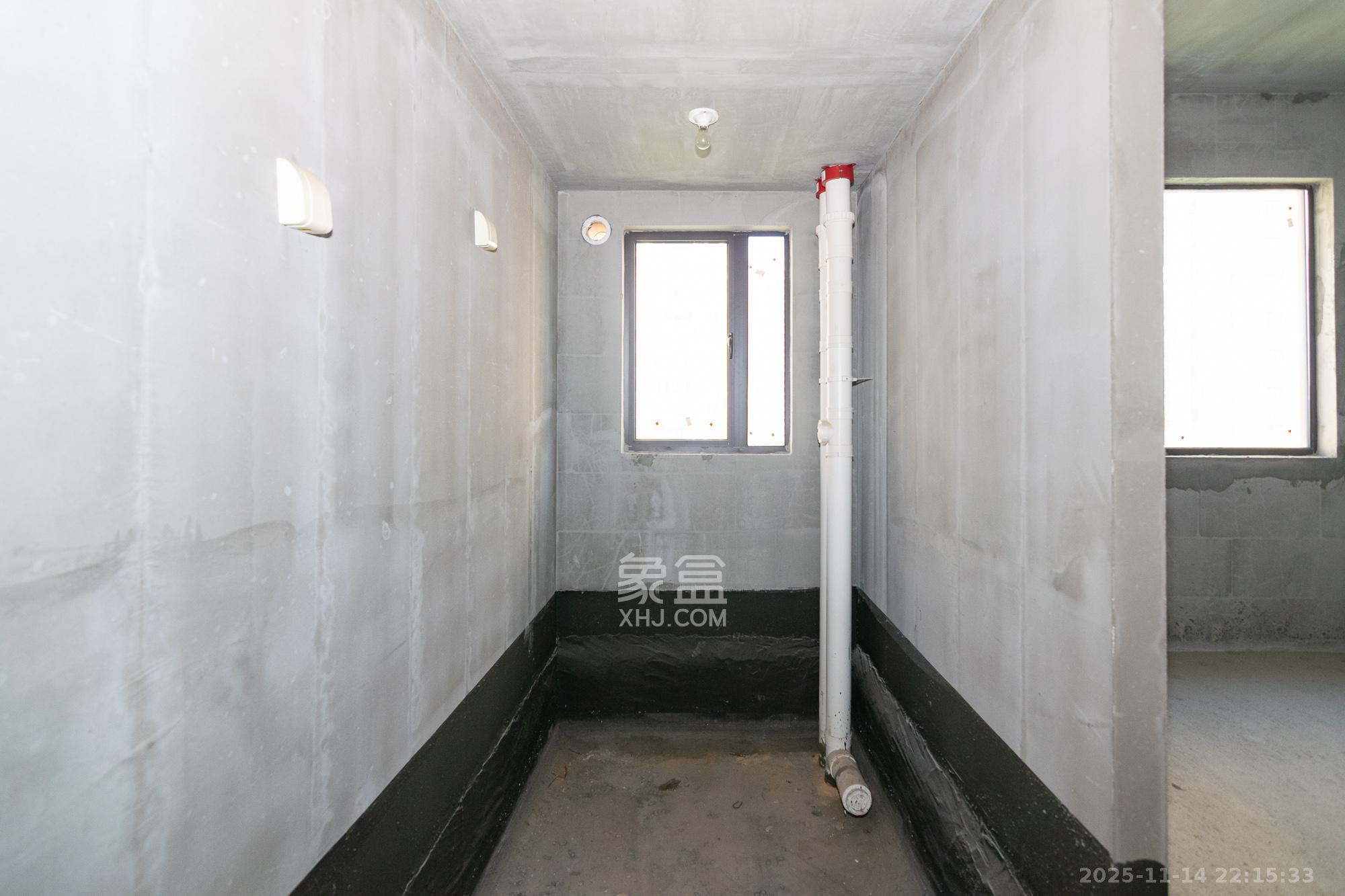 长房星珑湾  4室2厅2卫    65.0万卫生间