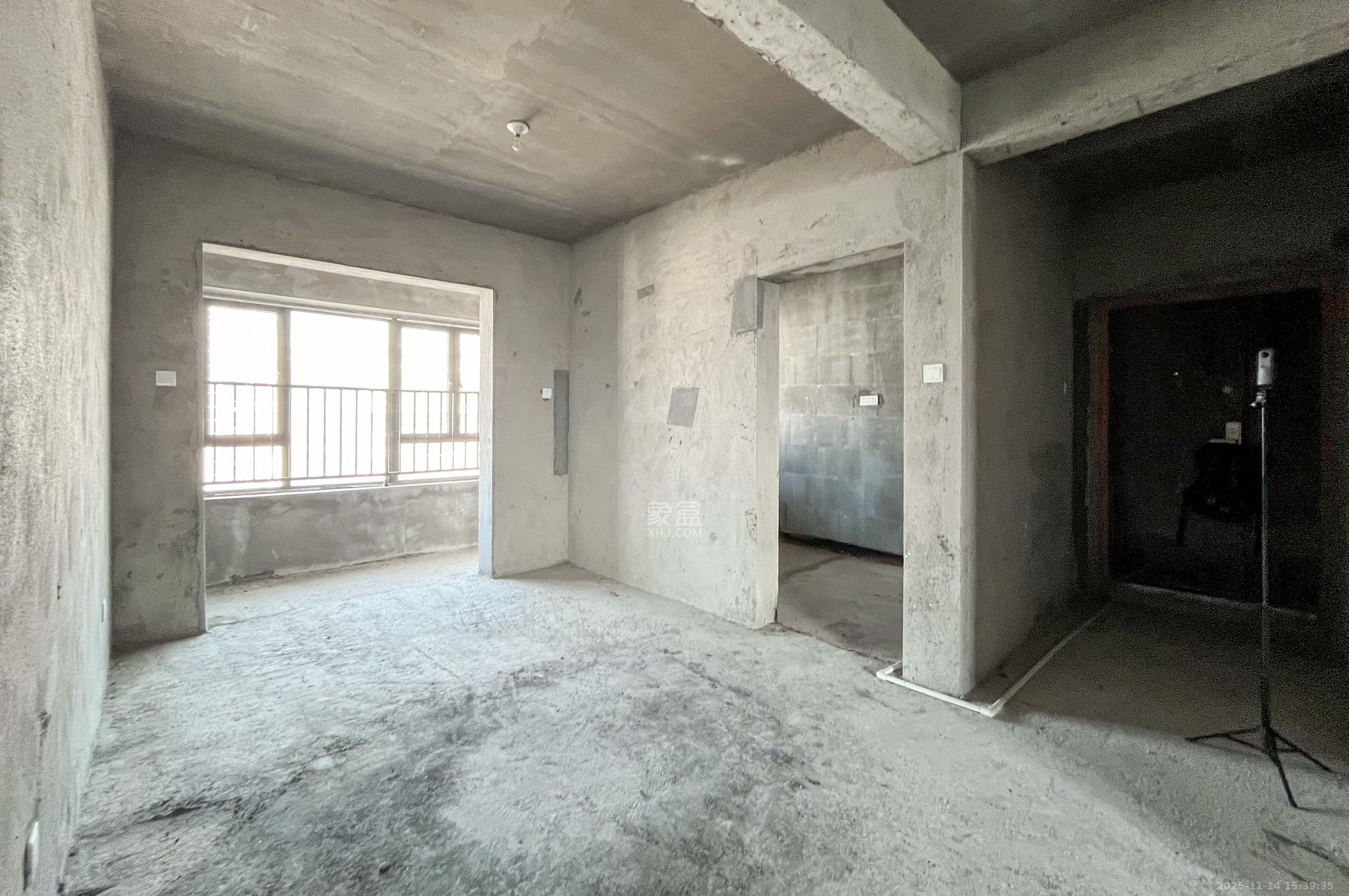 璞悦府  4室2厅2卫    146.0万客厅