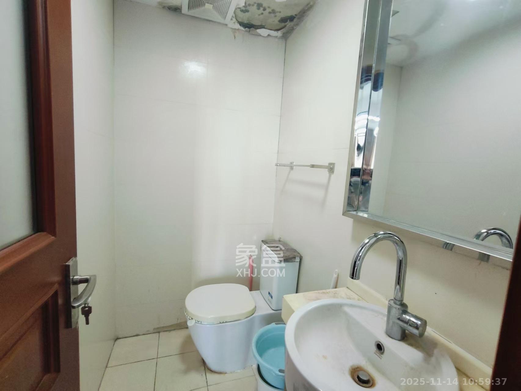 阳光100三期  3室2厅2卫    2100.0元/月室内图