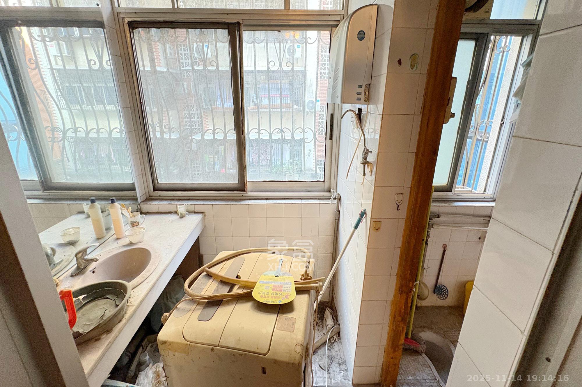 省建苑小区  3室2厅1卫    66.0万卫生间