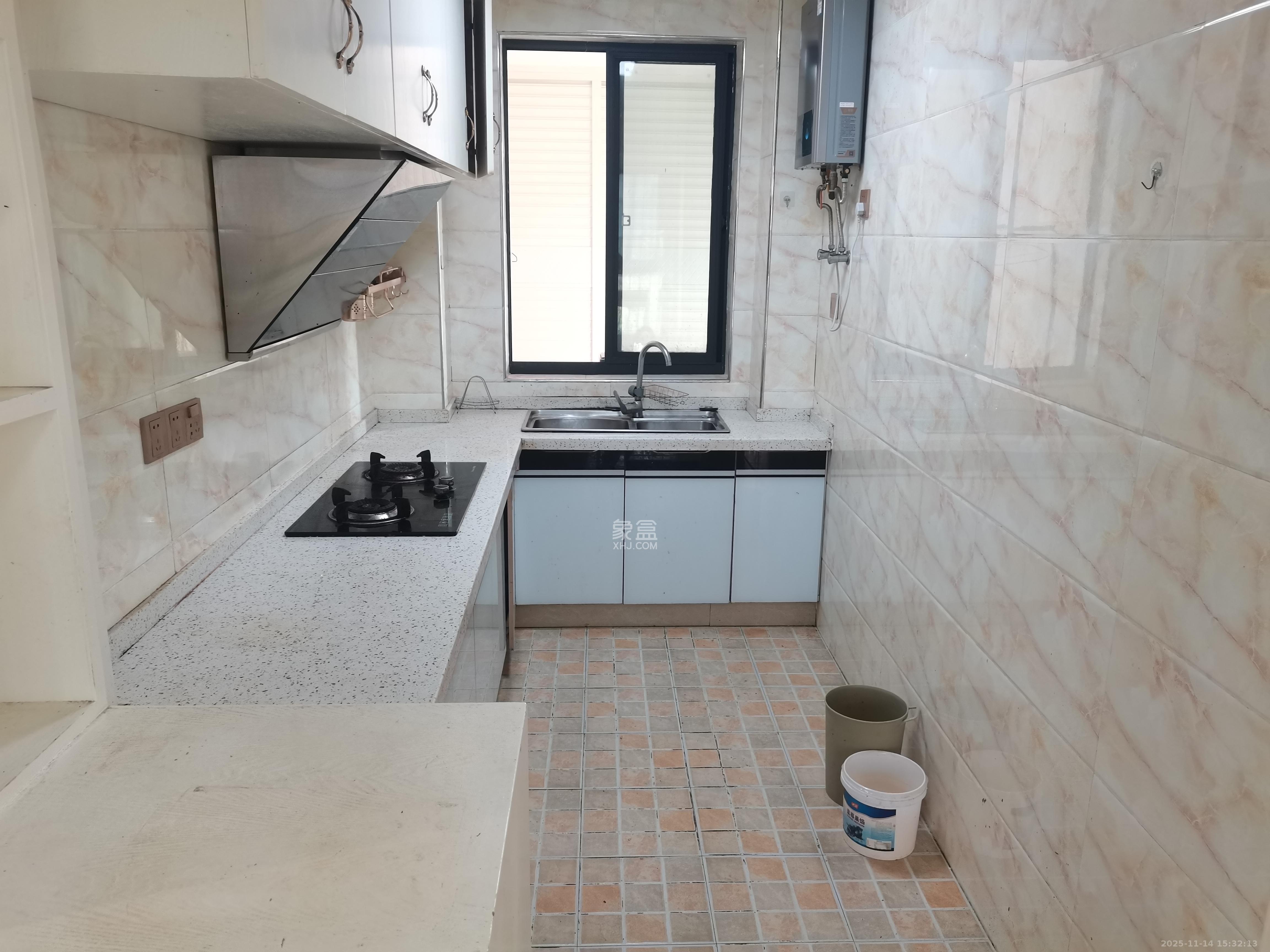 天麓尚层  2室2厅1卫    1800.0元/月室内图