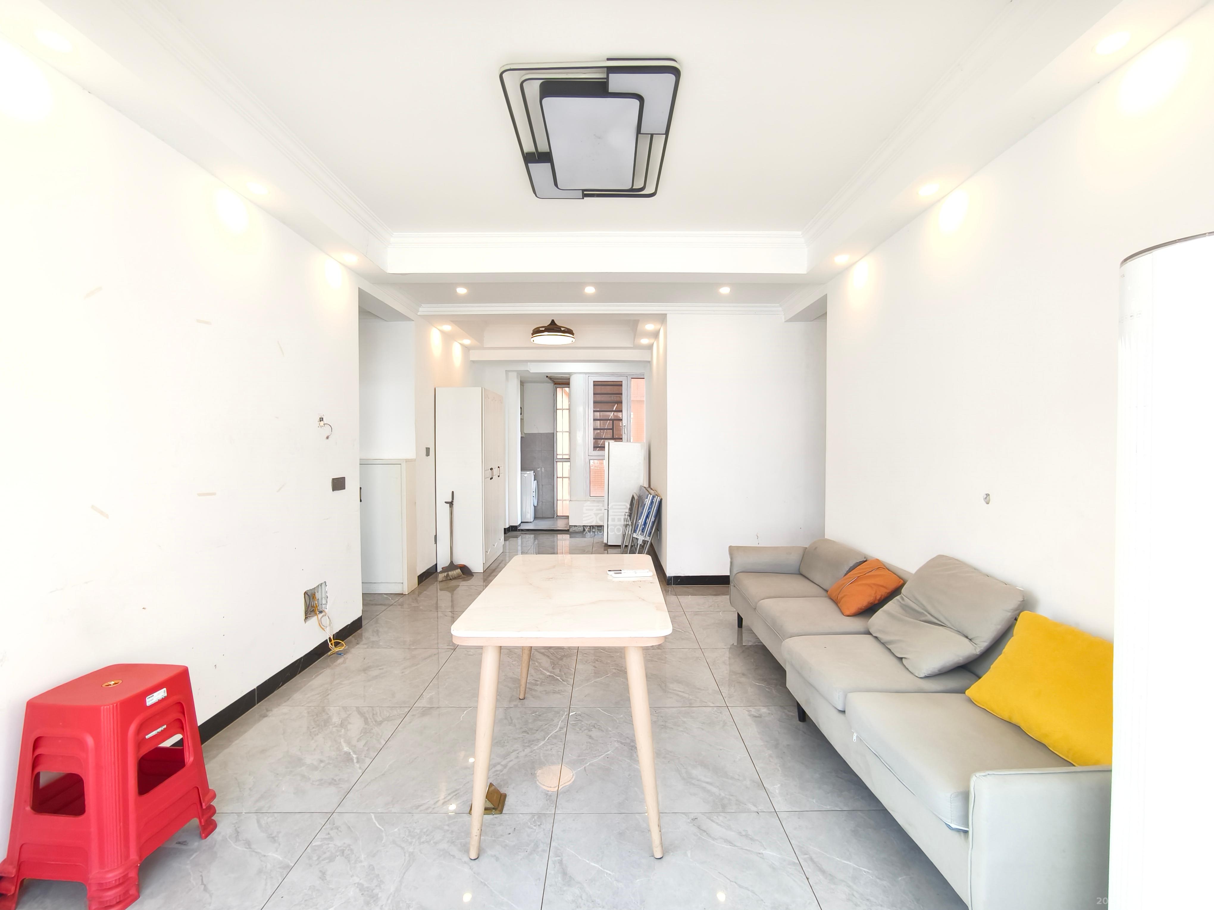 紫华郡 3室2厅2卫 49.8万 紫华郡 3室2厅2卫 49.8万客厅