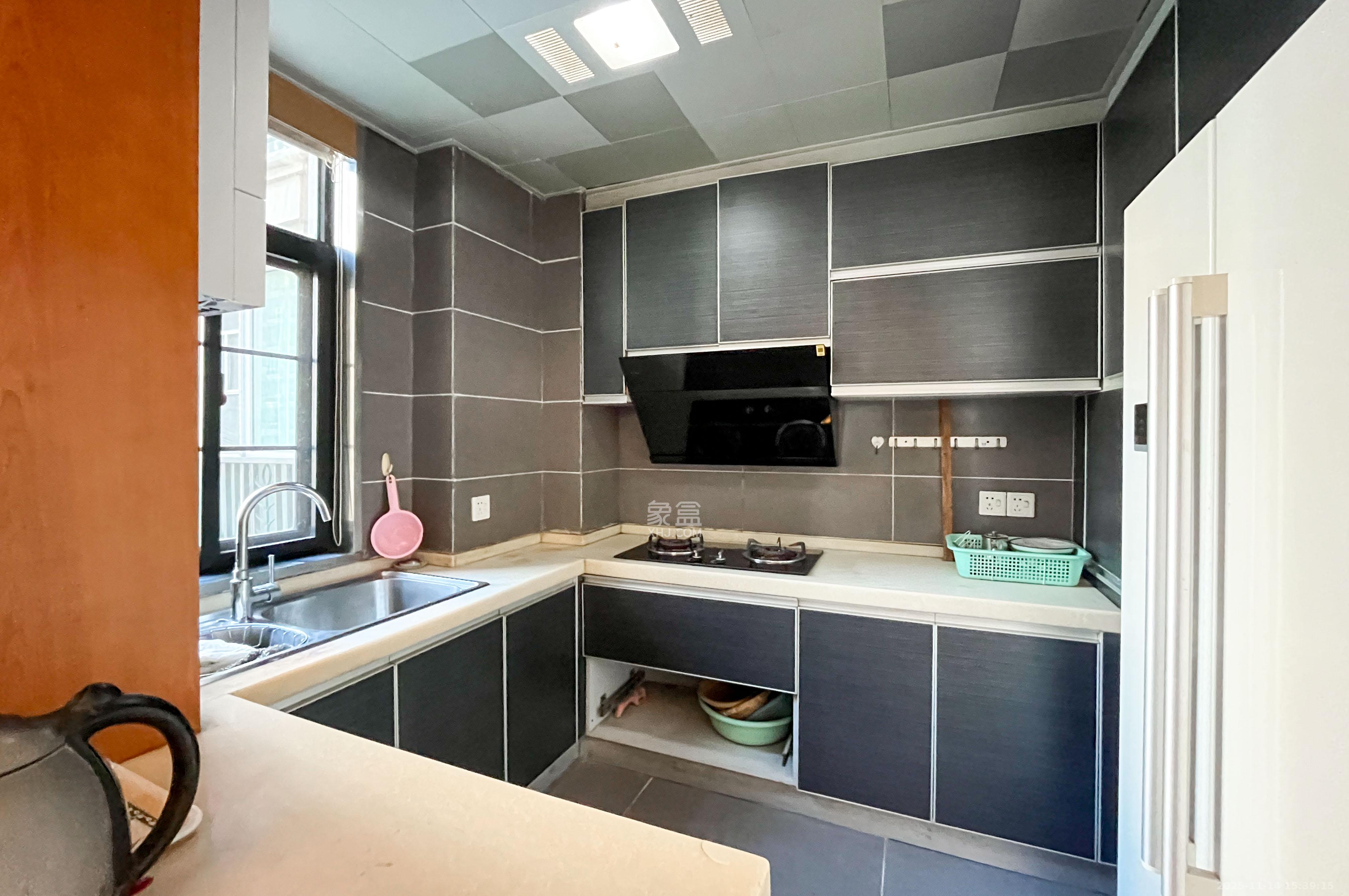 沁园春御院  3室2厅2卫    132.0万厨房