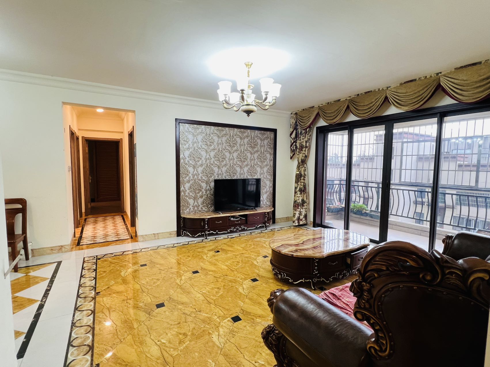 碧桂园  4室2厅2卫    2300.0元/月