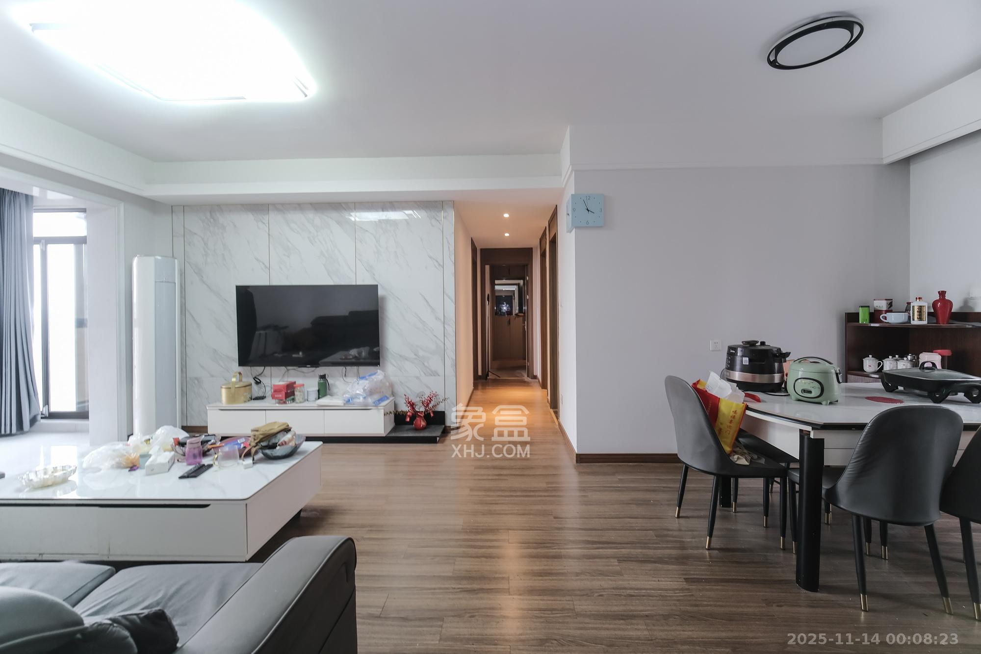 保利香槟国际  4室2厅2卫    93.8万客厅